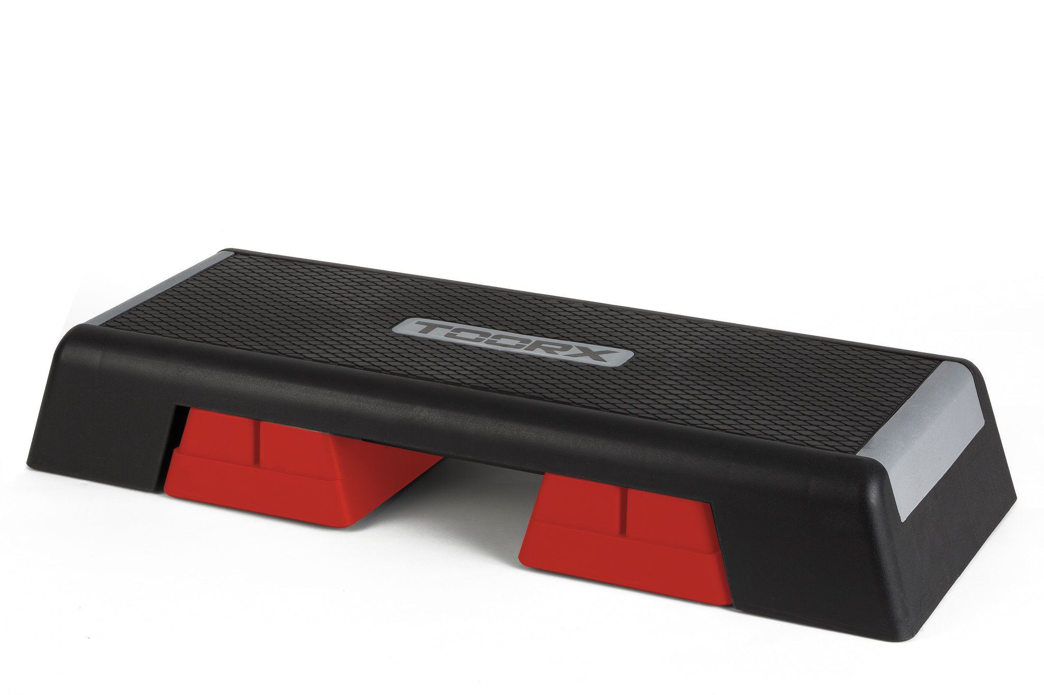 Een zwart en rood step platform met het TOORX logo op een witte achtergrond.