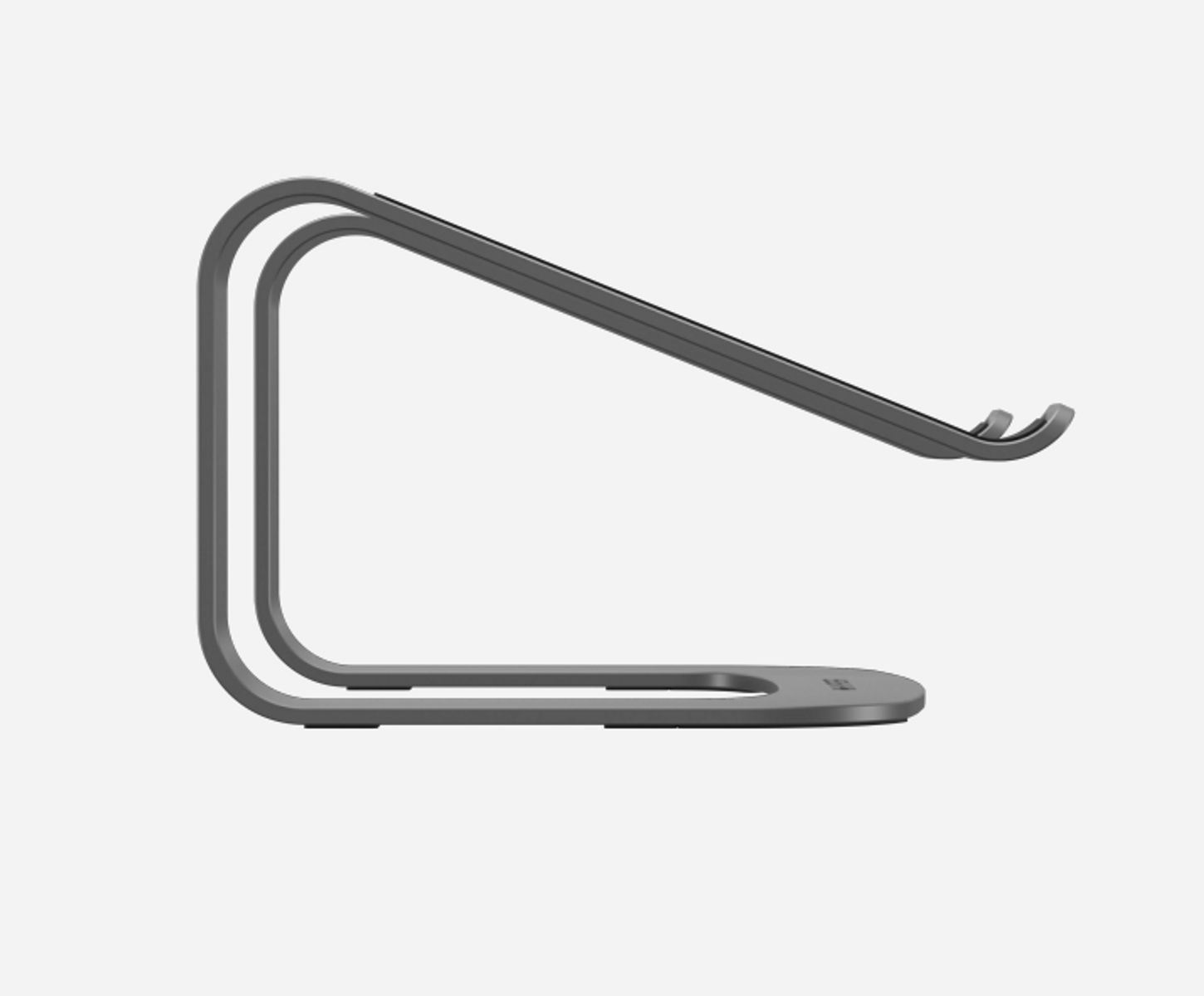 Ein grauer Laptop-Ständer mit geschwungenem Design, von der Seite betrachtet, auf weißer Oberfläche.