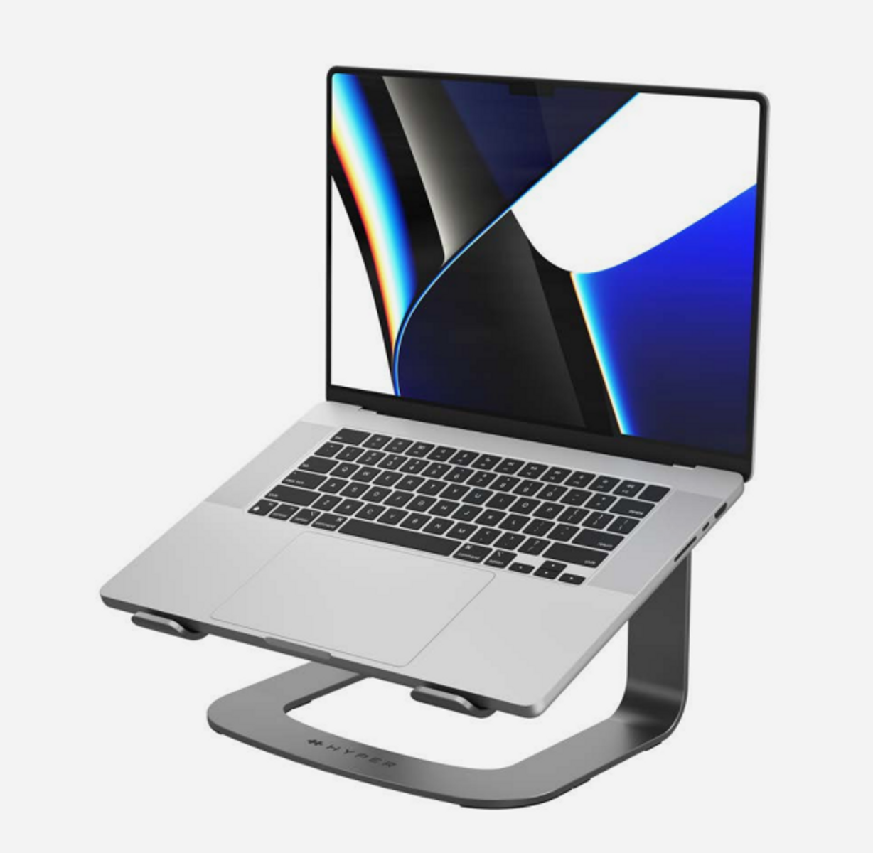 Silberner Laptop auf einem silbernen Laptop-Ständer. Weißer Hintergrund.