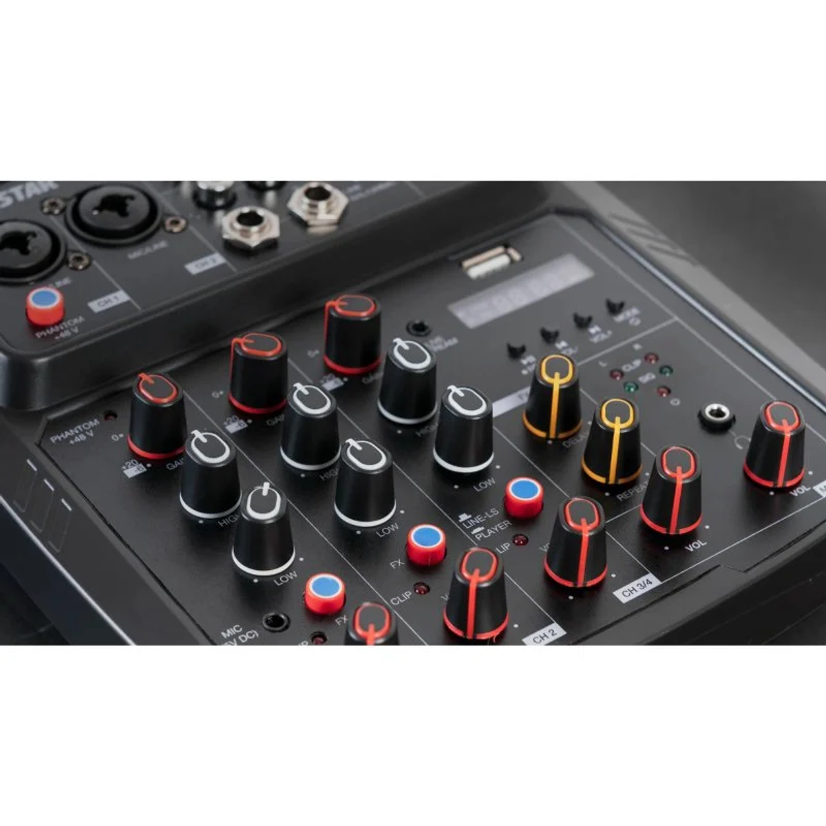 Mezclador de audio negro con múltiples perillas y botones. Se ven perillas de colores y una pantalla.