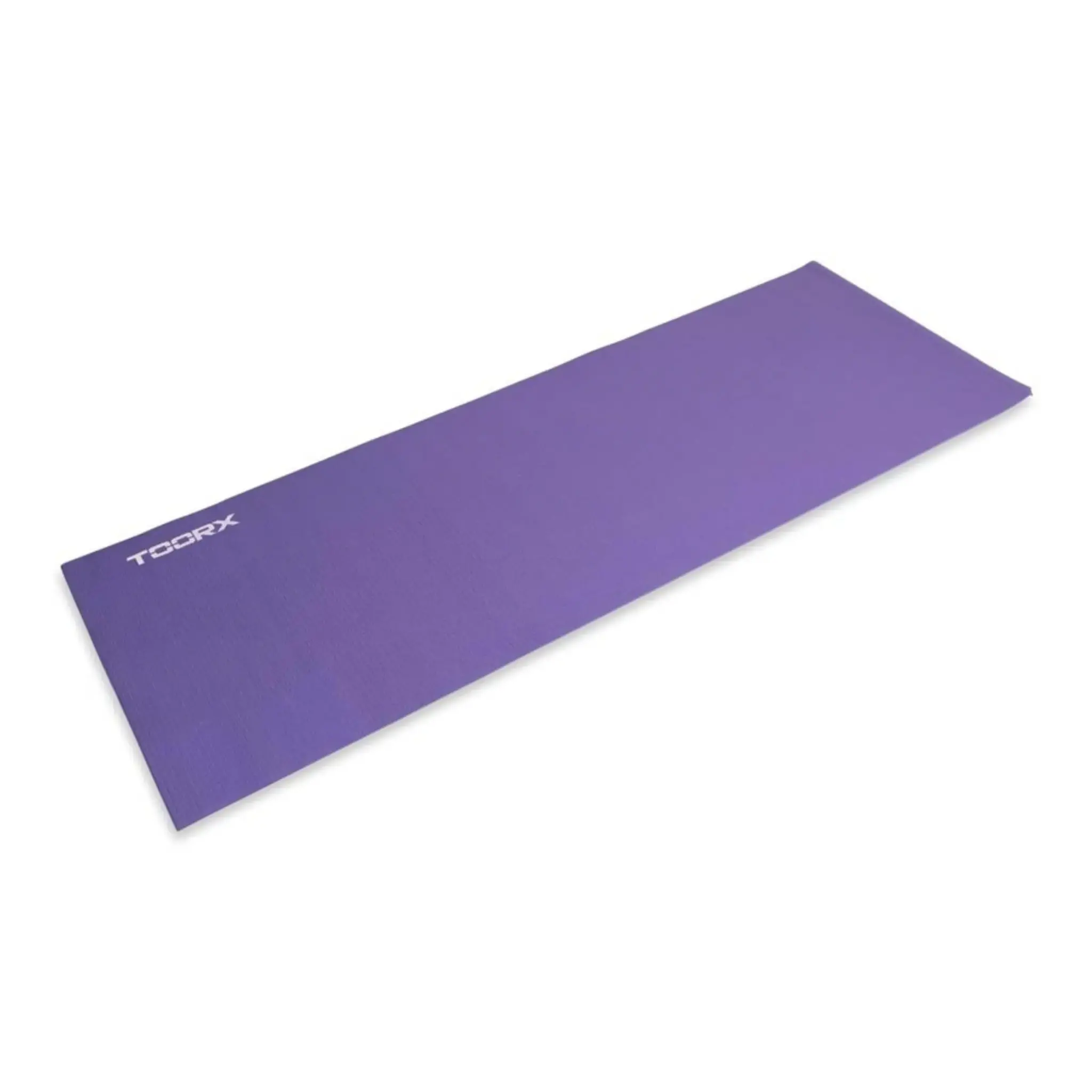 Un long tapis de yoga violet sur fond blanc, avec le logo TOORX visible.