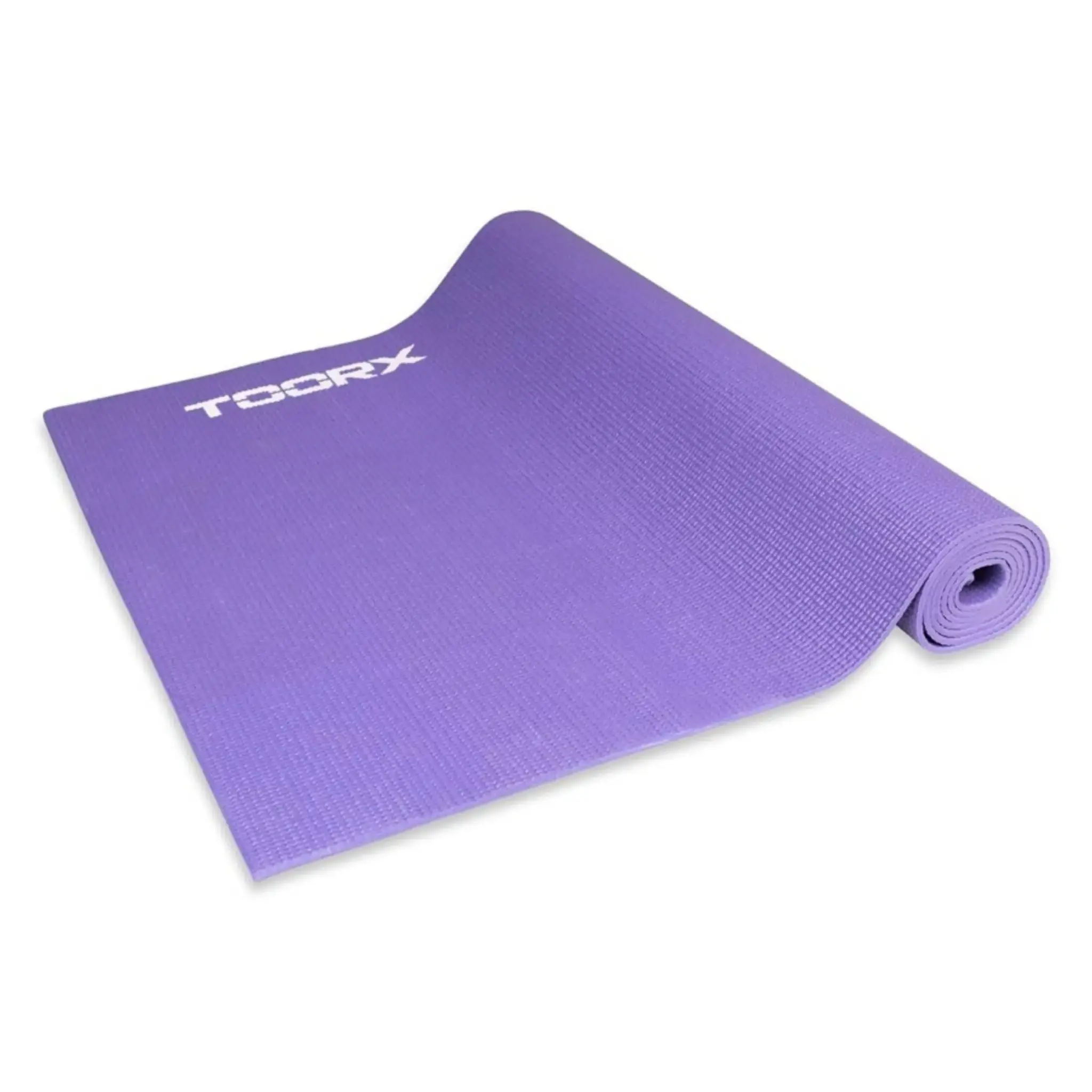 Un tapis de yoga violet enroulé. Le tapis a un logo.