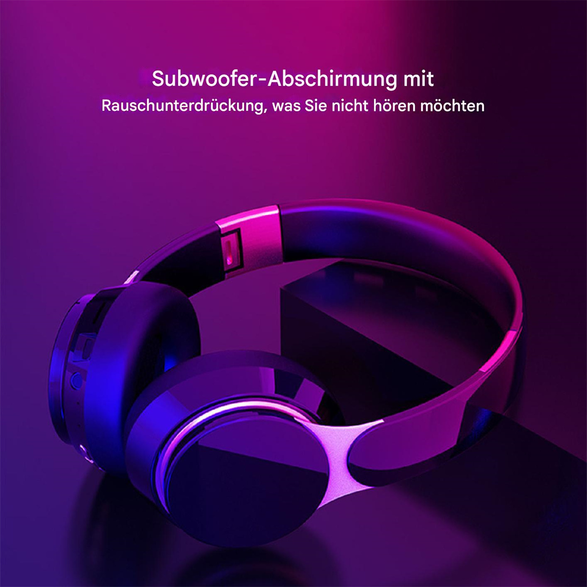 Schwarze und violette Kopfhörer mit Text auf einer dunkelvioletten Oberfläche.
