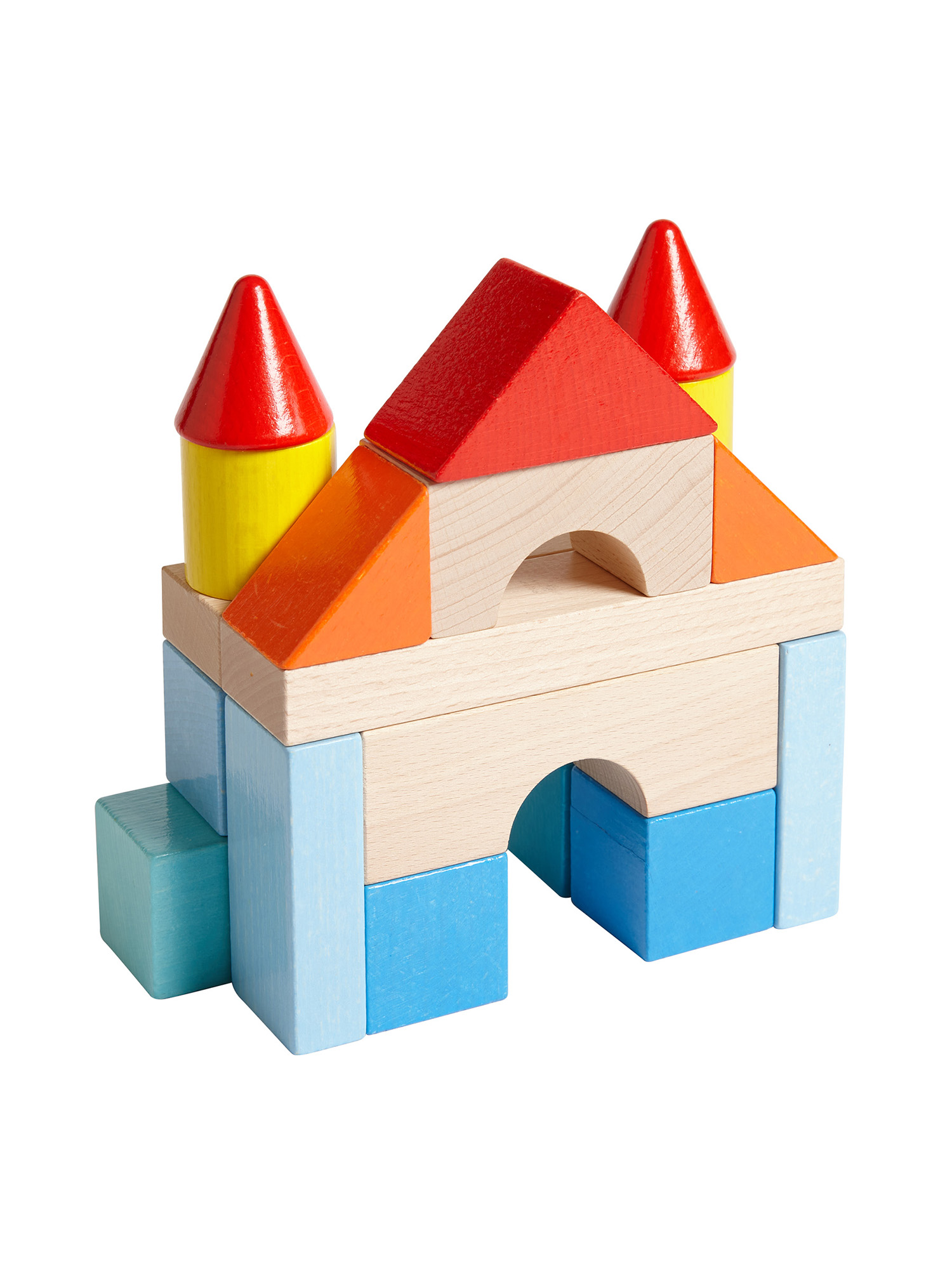 Un castello di blocchi di legno con blocchi rossi, arancioni, gialli e blu. Sfondo bianco.