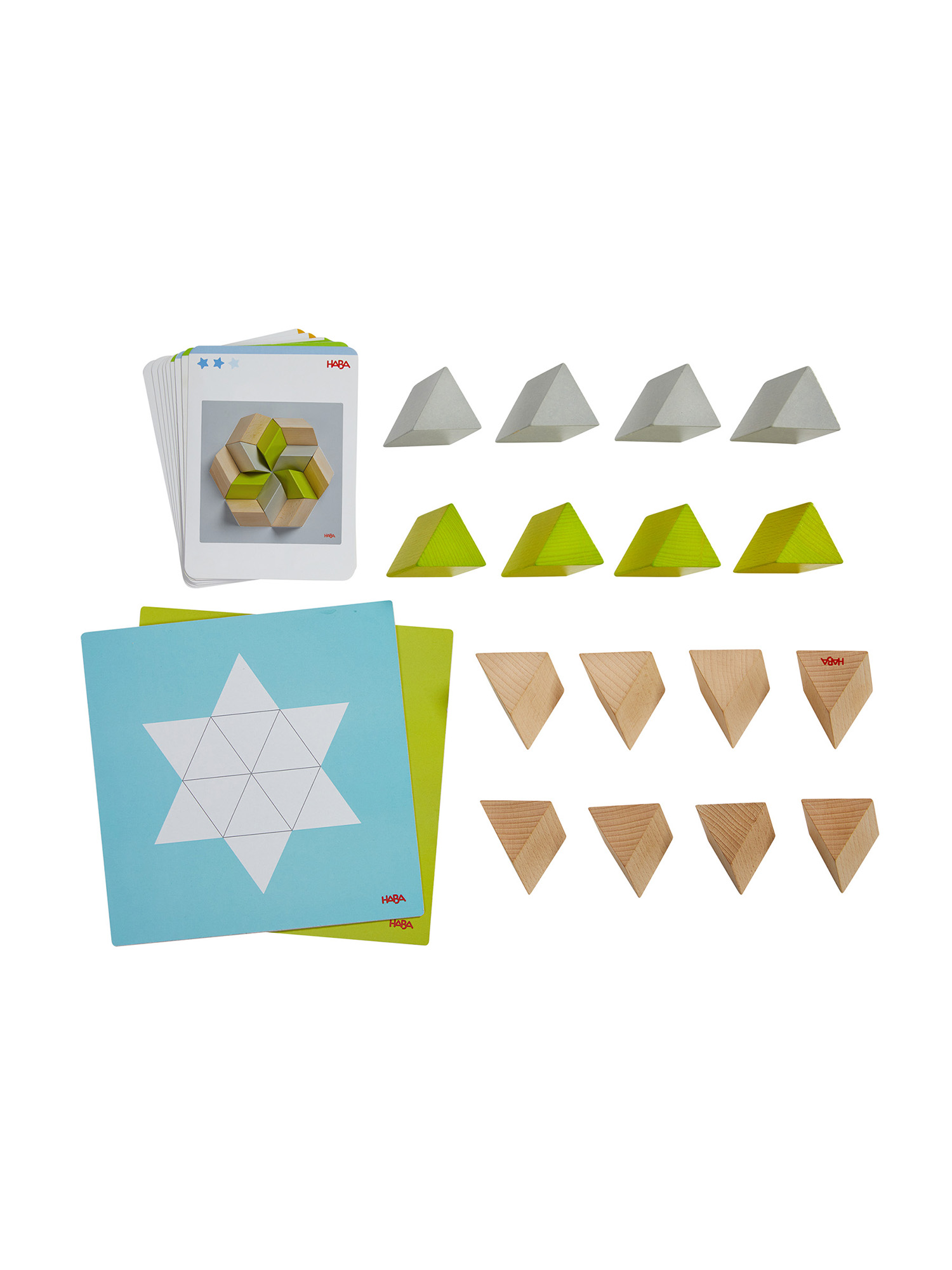 Ein Spielset mit Karten, Holzpyramiden und Dreiecken.
