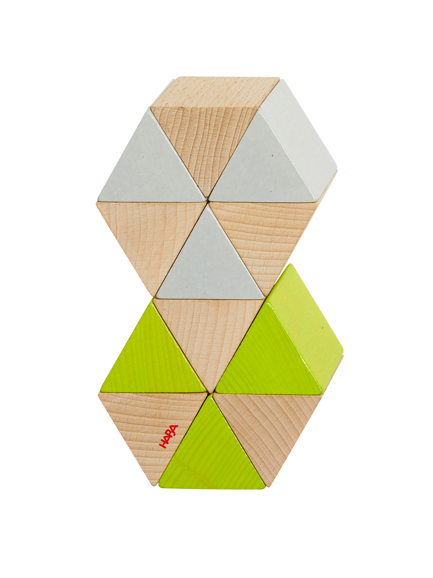 Holzspielzeug mit sich schneidenden Dreiecken, die eine Form bilden. Einige Dreiecke sind grün.