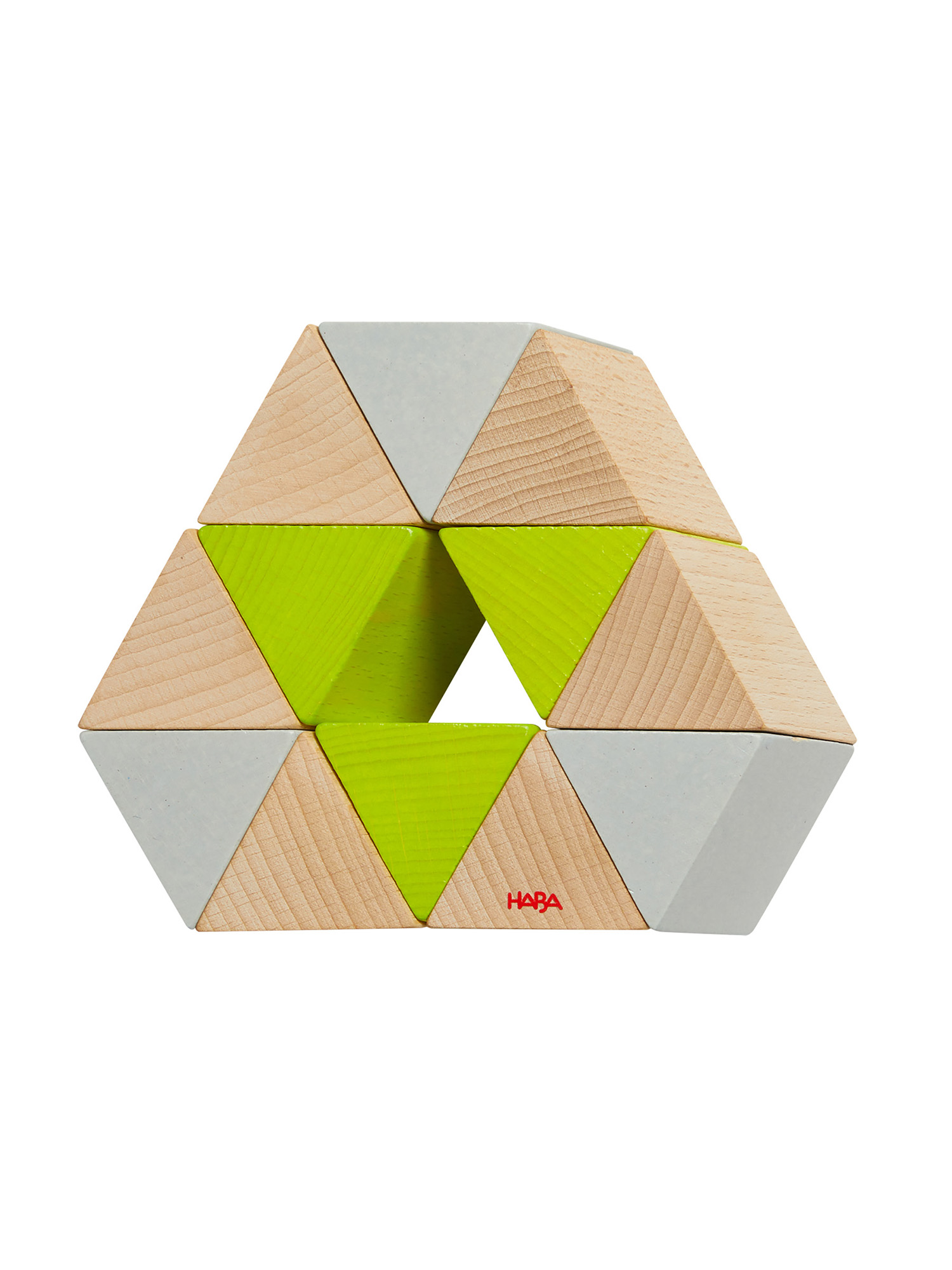 Geometrisches Holzspielzeug mit grünen und grauen Dreiecken, auf weißem Hintergrund.