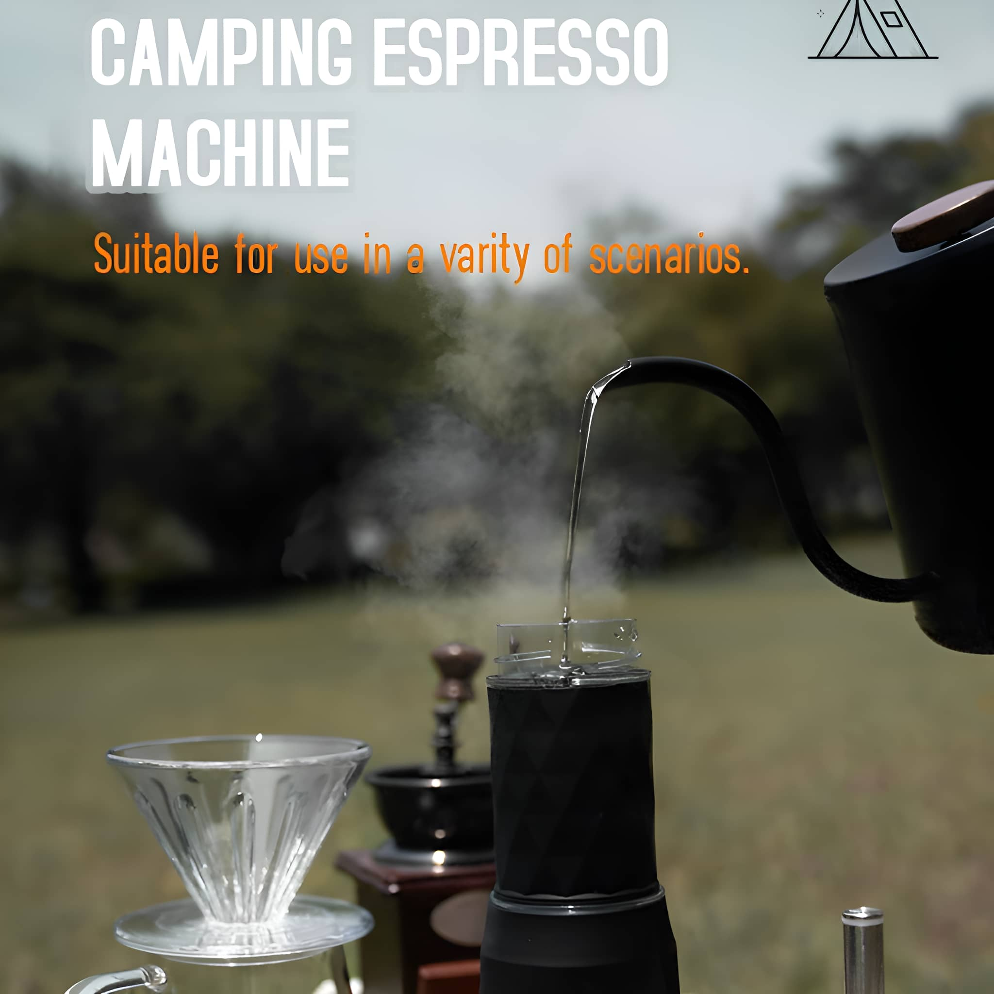 Espressomaschine beim Camping in Betrieb, Wasser wird eingefüllt. Grüner Hintergrund.