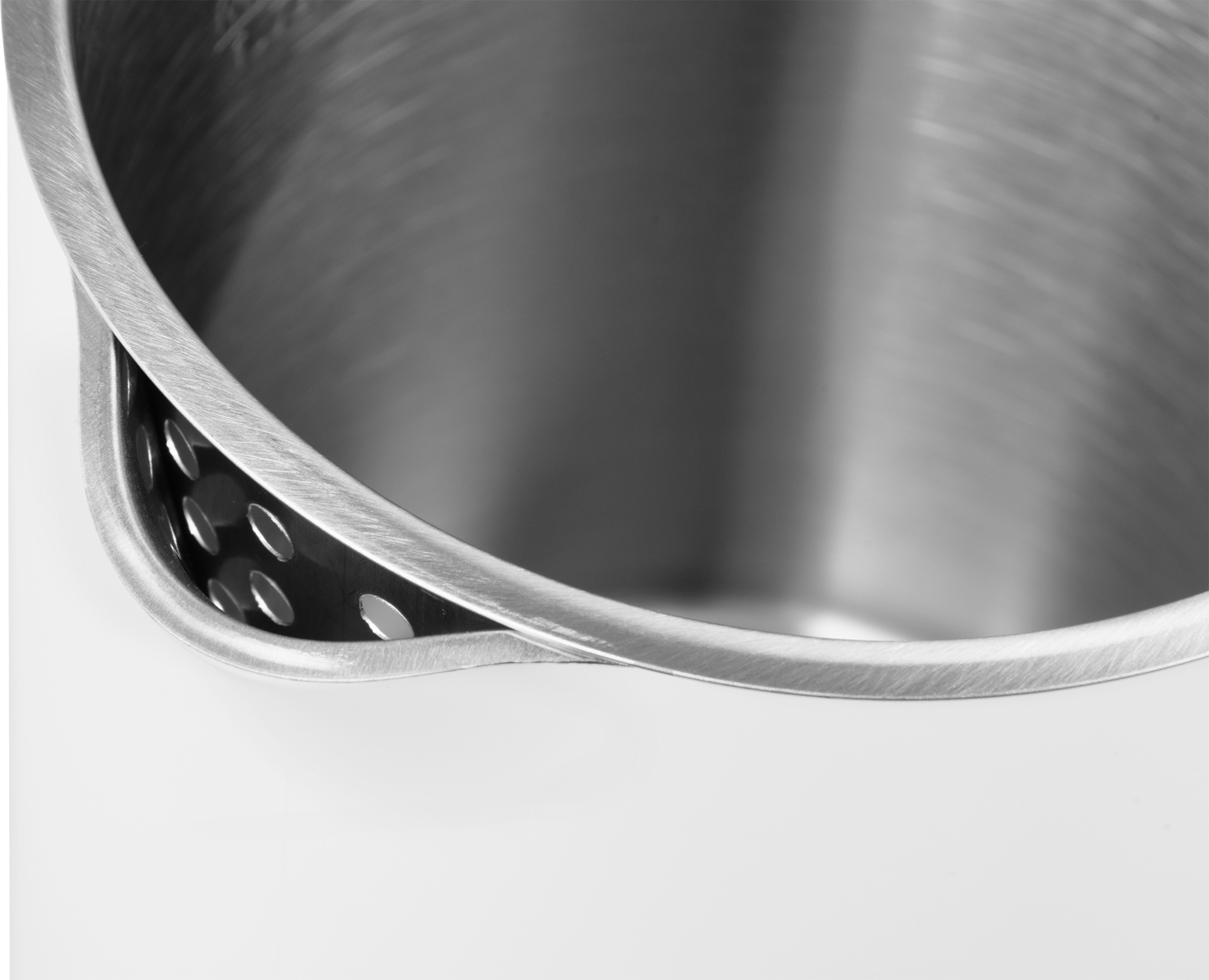 Zbliżenie odpływu zlewu metalowego.