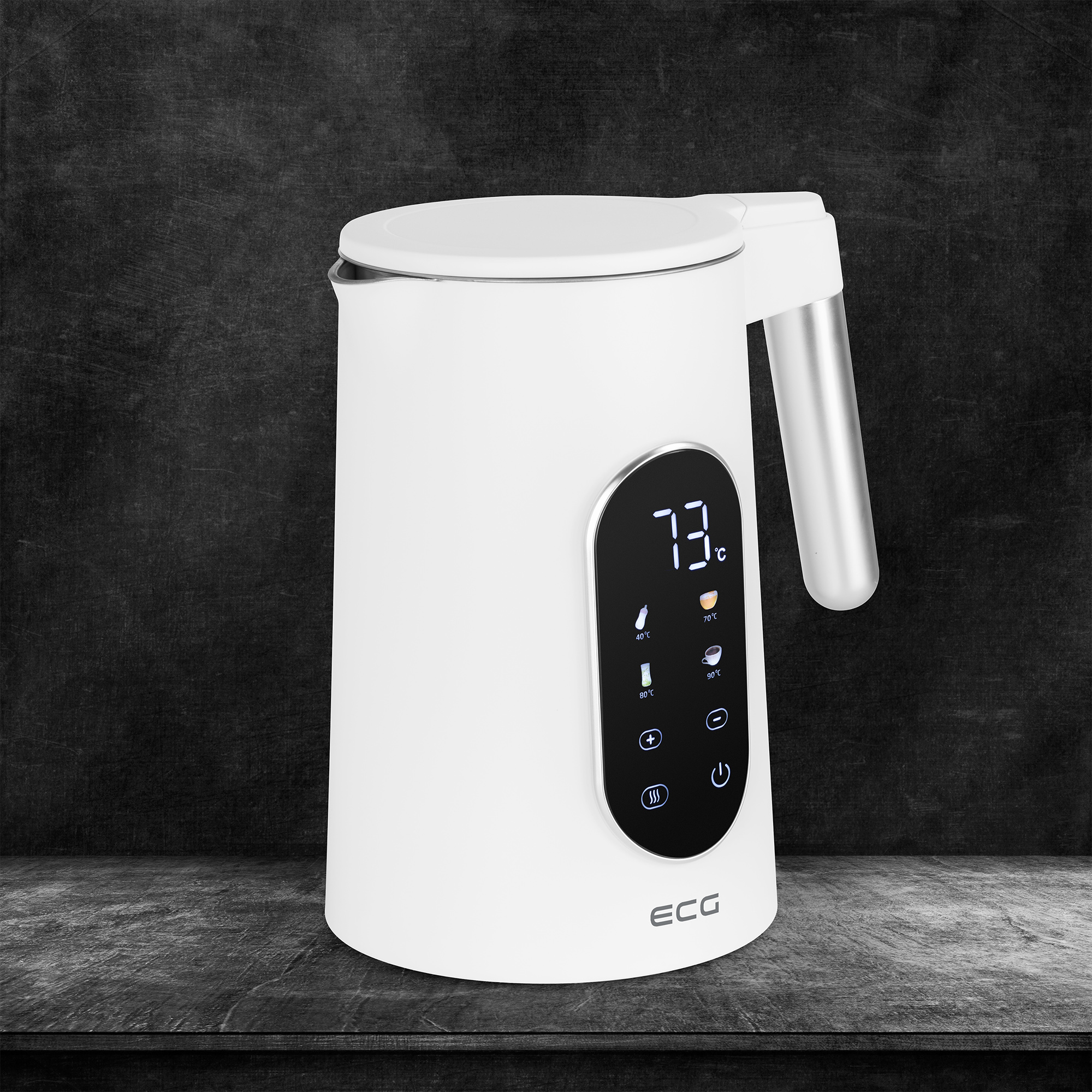 Biały czajnik elektryczny z cyfrowym wyświetlaczem pokazującym 73°C. Ma srebrny uchwyt na ciemnej powierzchni.