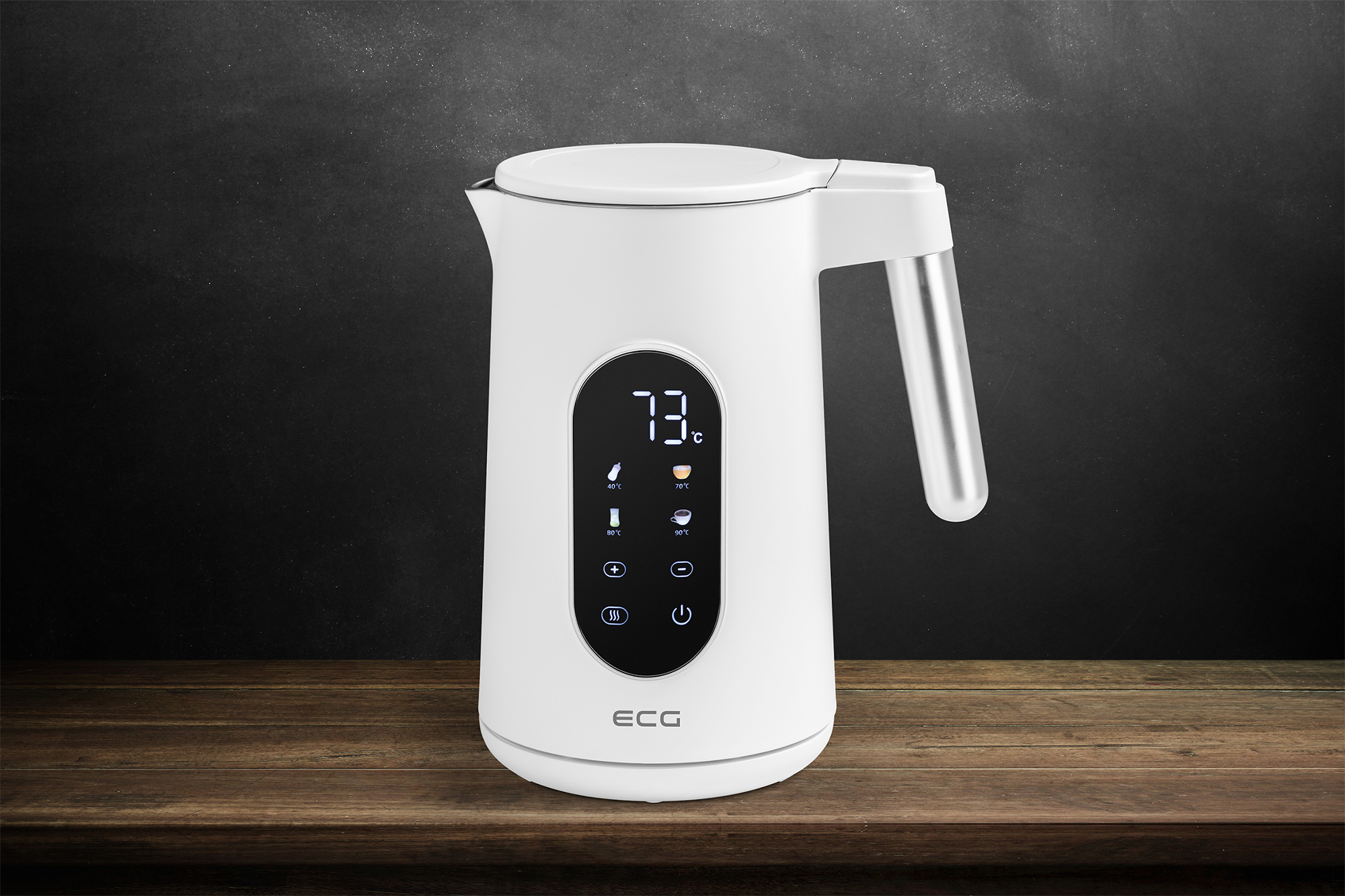 Biały czajnik elektryczny z cyfrowym wyświetlaczem temperatury. Stoi na drewnie.