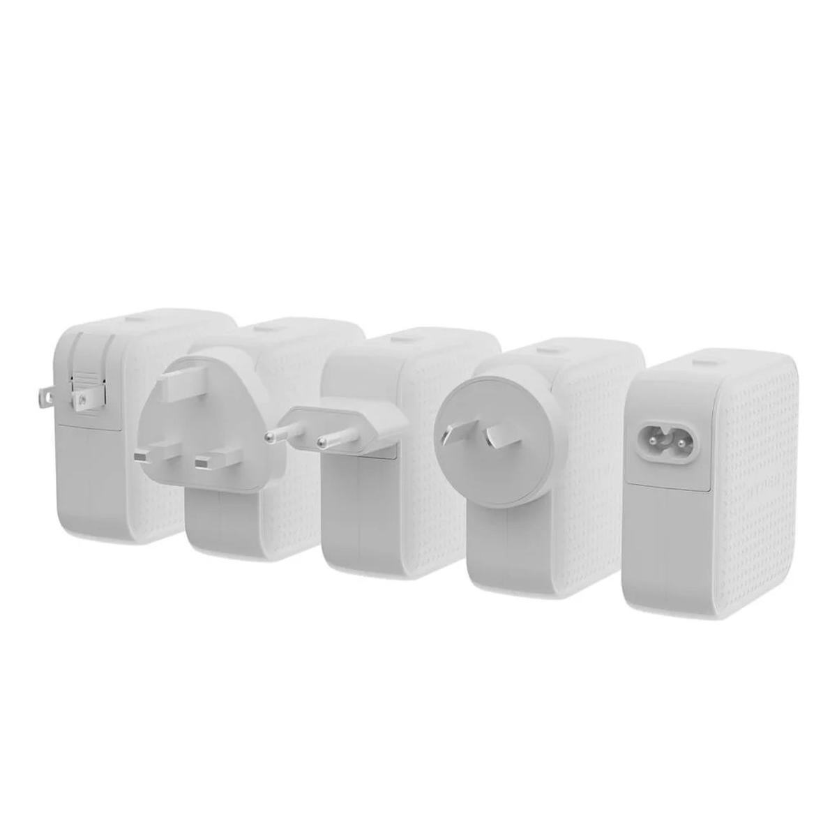 Múltiples adaptadores de corriente blancos con diferentes tipos de enchufe.