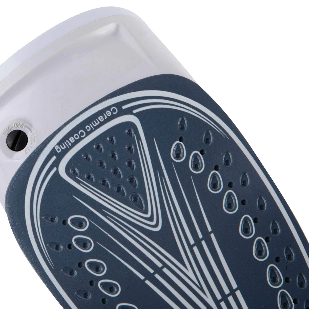 Zbliżenie stopki żelazka ze szczegółami powłoki ceramicznej.