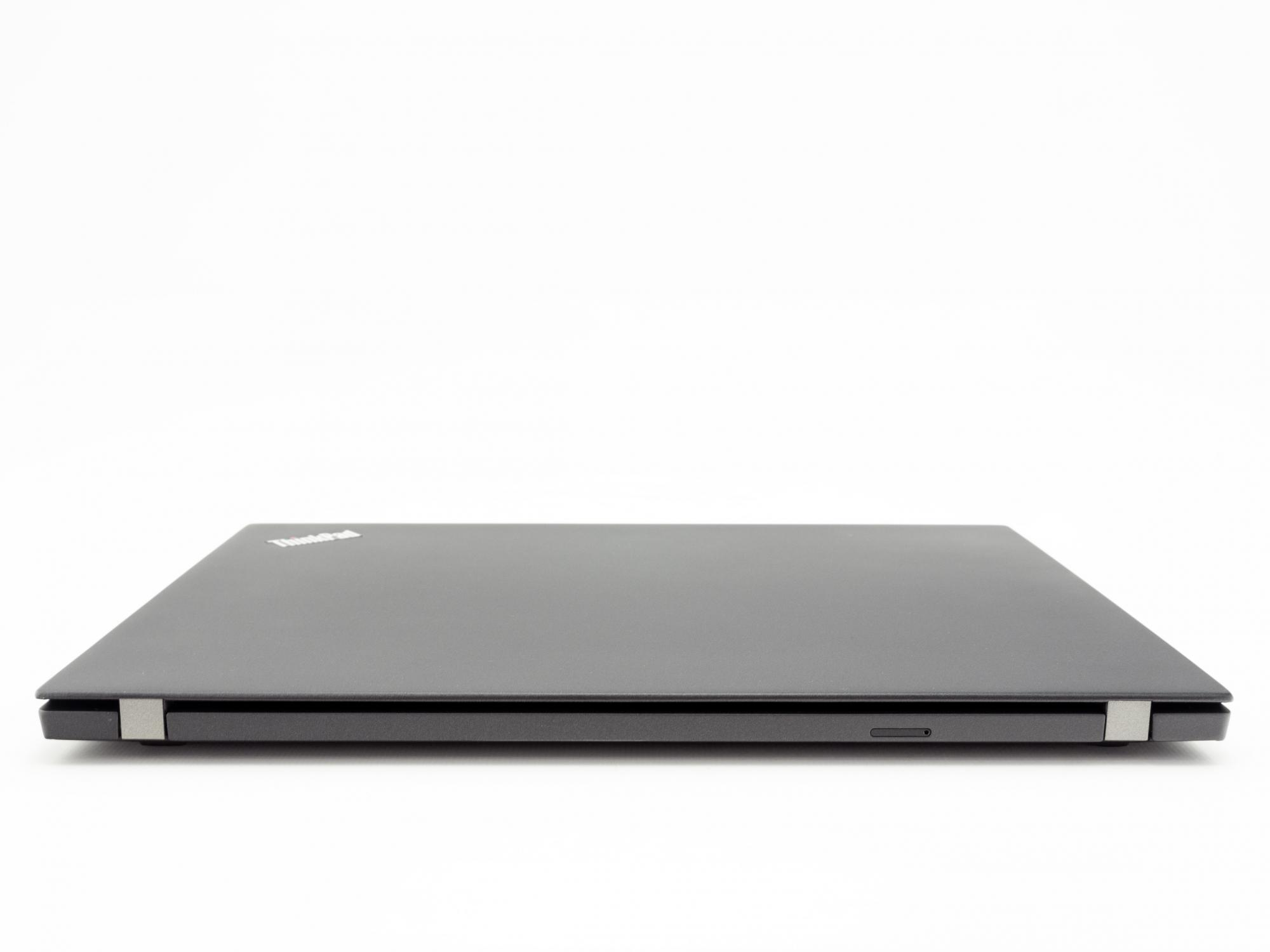 Geschlossener grauer Laptop, von der Seite auf einer weißen Oberfläche gesehen. Thinkpad-Logo sichtbar.