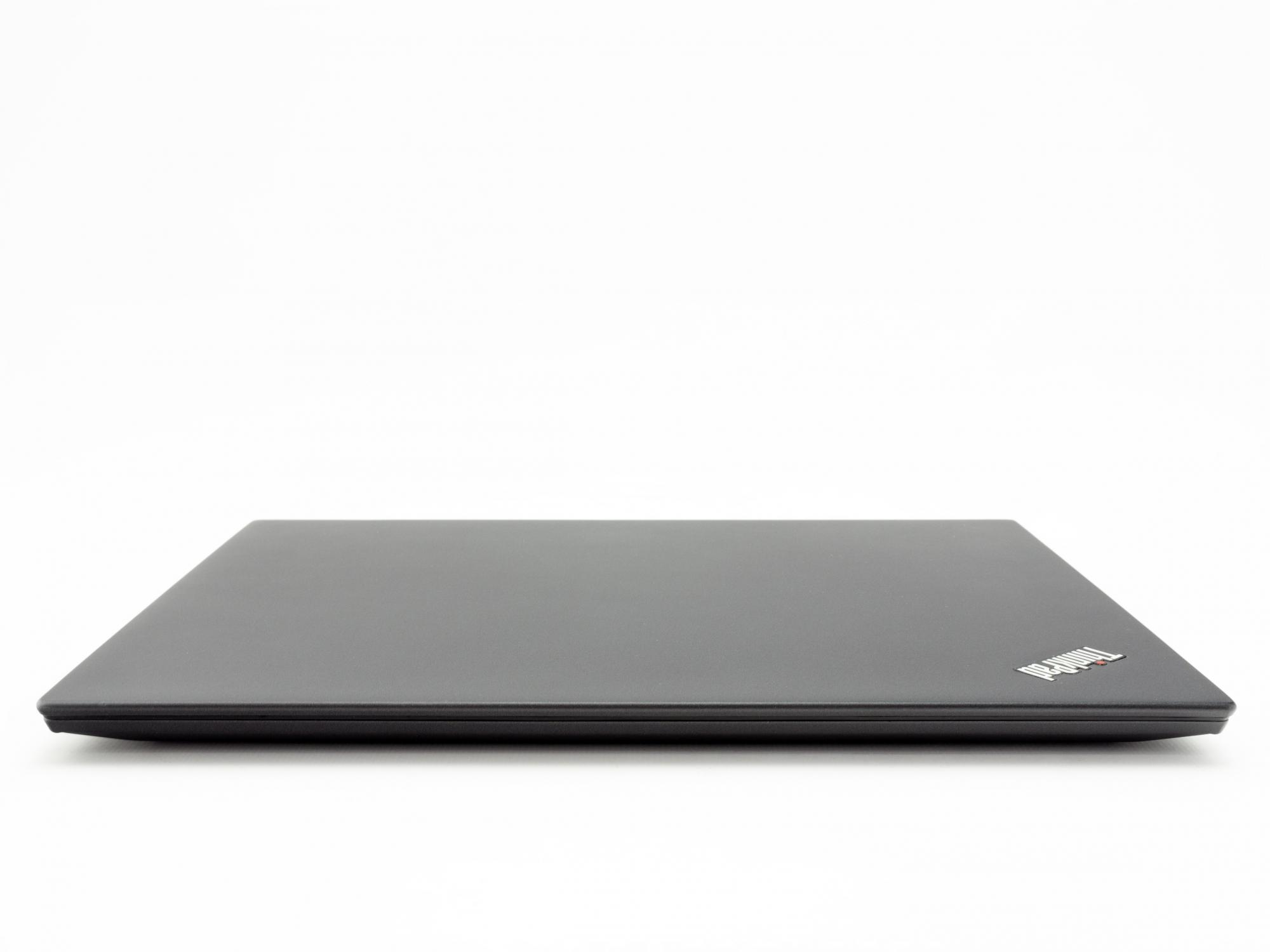 Ein geschlossener schwarzer Laptop mit ThinkPad-Logo auf weißem Untergrund.