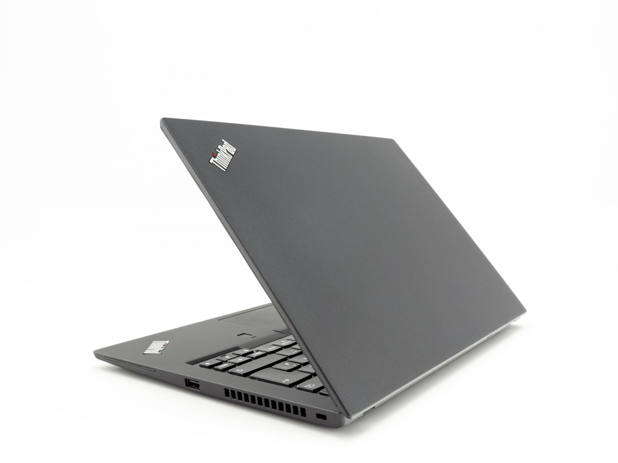 Schwarzer Laptop, leicht geöffnet, Tastatur sichtbar. ThinkPad-Logo sichtbar. Weißer Hintergrund.