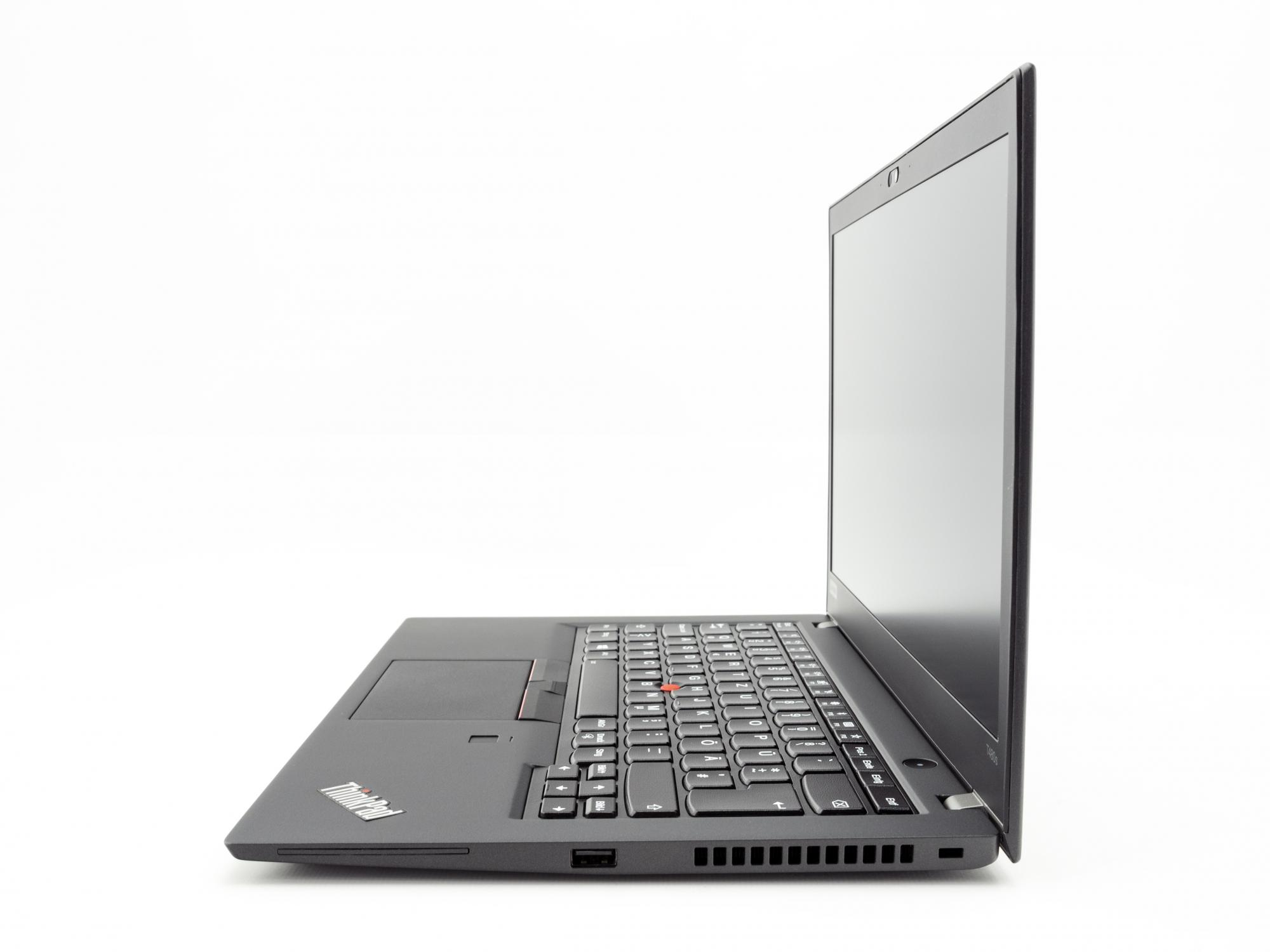 Ein schwarzer Laptop auf weißem Hintergrund, geöffnet und angewinkelt. Der Bildschirm ist sichtbar und die Tastatur ist fokussiert.