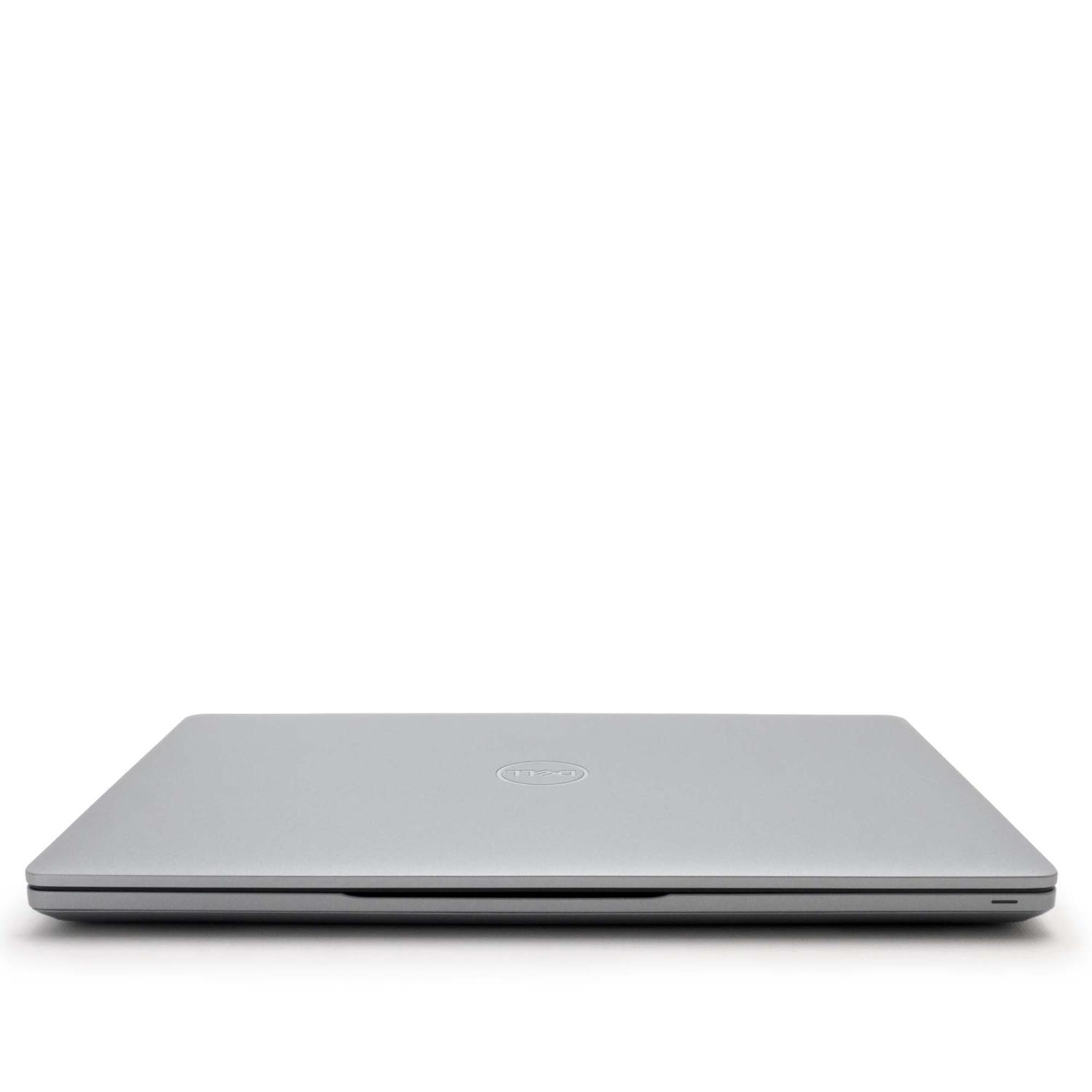 Geschlossener silberner Laptop auf weißem Hintergrund. Das Dell-Logo ist sichtbar.