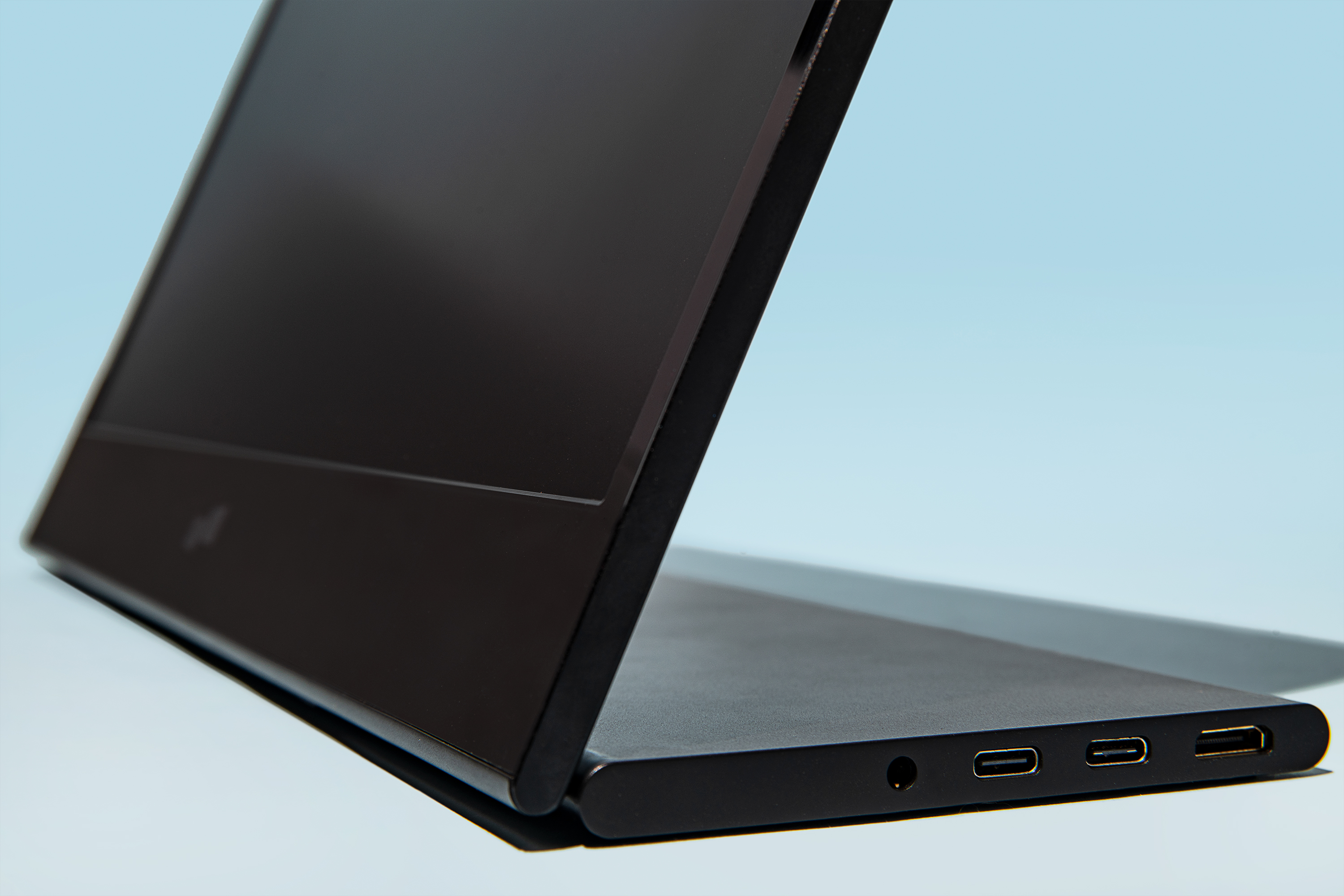 Schwarzer Laptop-Bildschirm in gekippter Position. Die Basis ist ebenfalls schwarz.