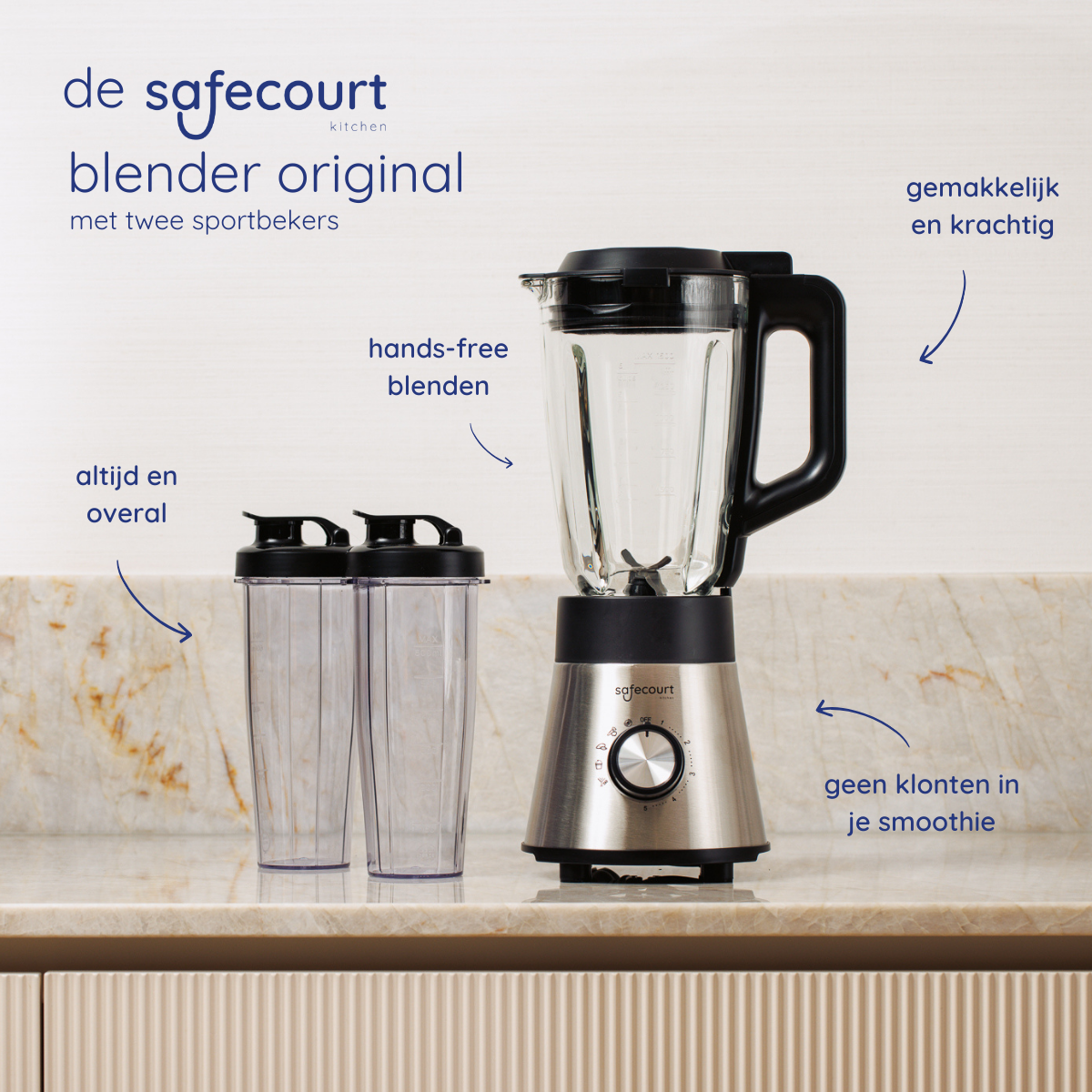 Een blender met twee flessen op een wit aanrecht. De tekst op de blender luidt 