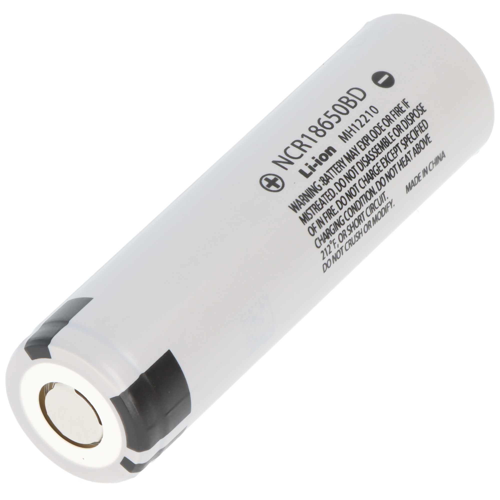 Een witte cilindrische batterij met tekst, een witte achtergrond.