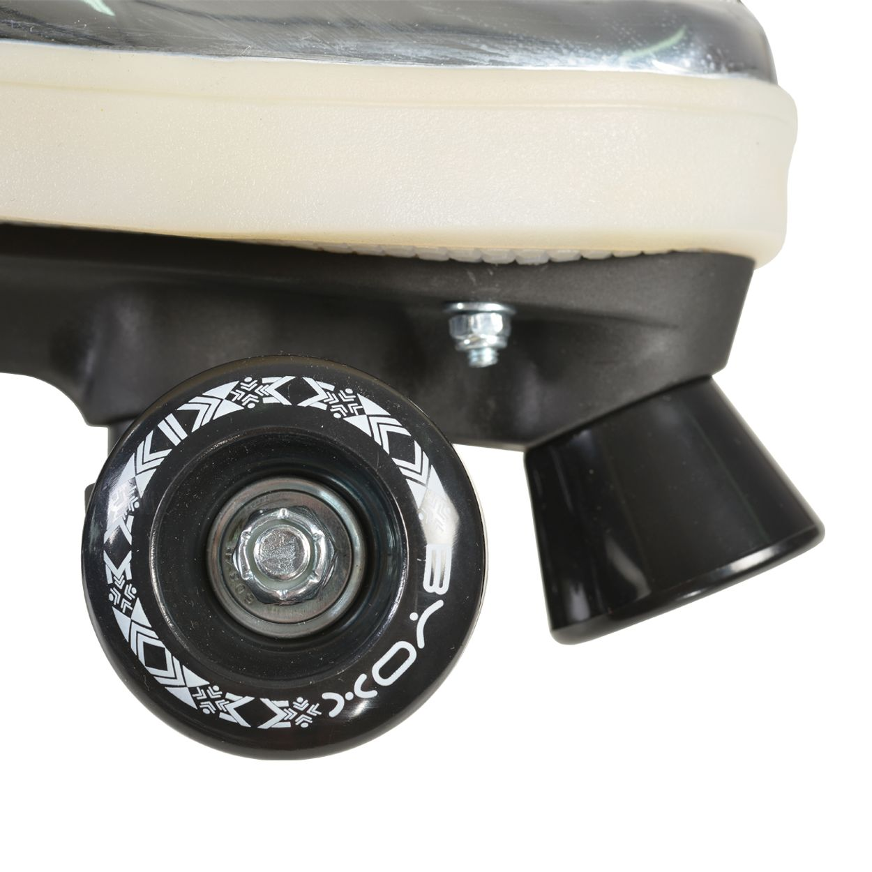 Rollen-Skate-Rad und ein schwarzer Skate-Stopper. Weißer Hintergrund.
