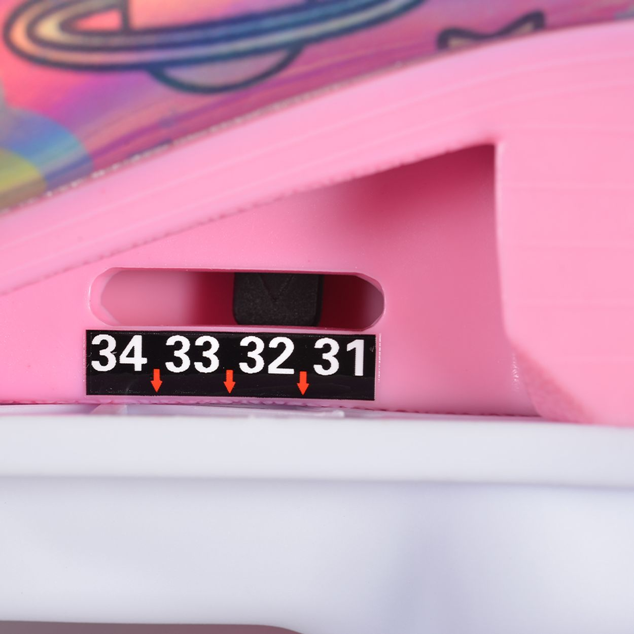 Nahaufnahme von rosa Rollschuhen. Die Zahlen 34, 33, 32 und 31 sind auf den Rollschuhen sichtbar.
