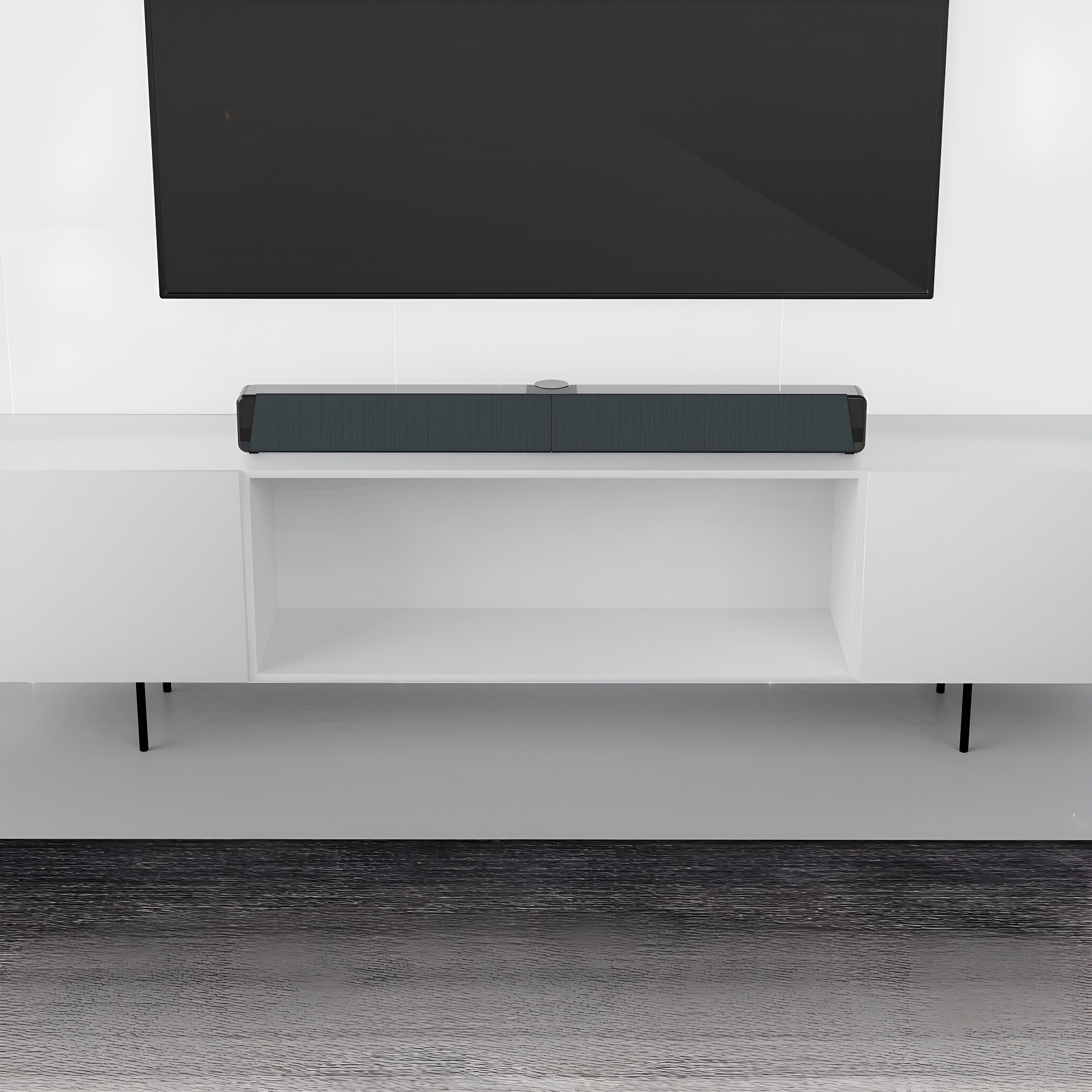 Eine schwarze Soundbar befindet sich auf einem weißen Schrank, darüber ein schwarzer Fernseher. Der Boden ist schwarz.
