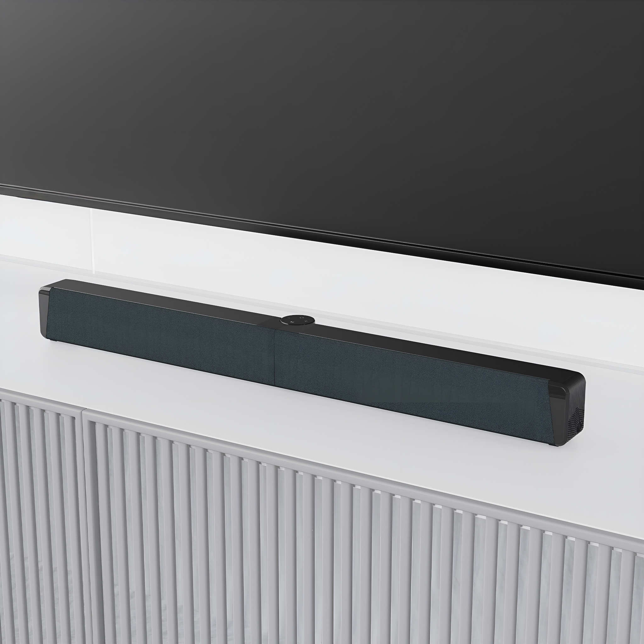 Ein schwarzer Soundbar steht auf einem weißen Schrank, darüber ein schwarzer Fernseher.