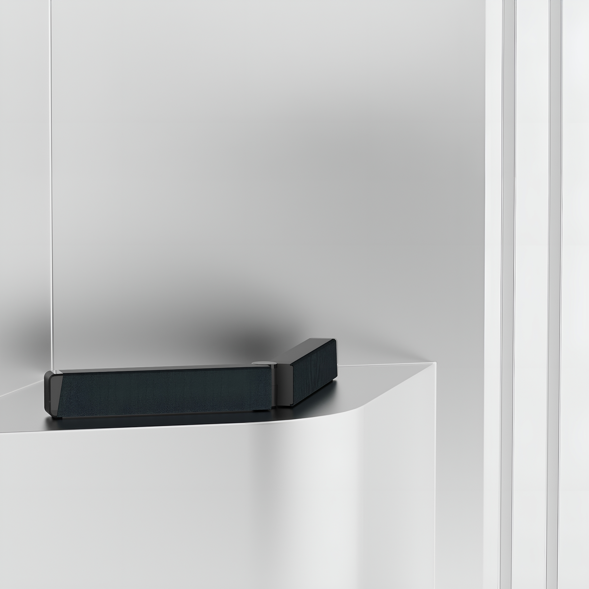 Ein schwarzer Lautsprecher auf einer weißen Plattform. Der Lautsprecher hat ein schlankes, modernes Design.