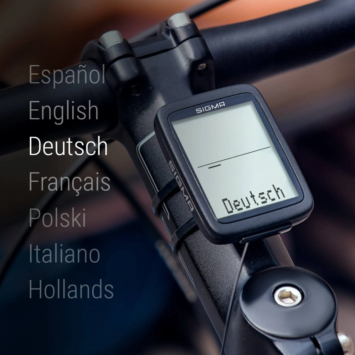 Ein Fahrradcomputer am Lenker montiert. Der Bildschirm zeigt das Wort 'Deutsch'. Schwarz und Weiß.