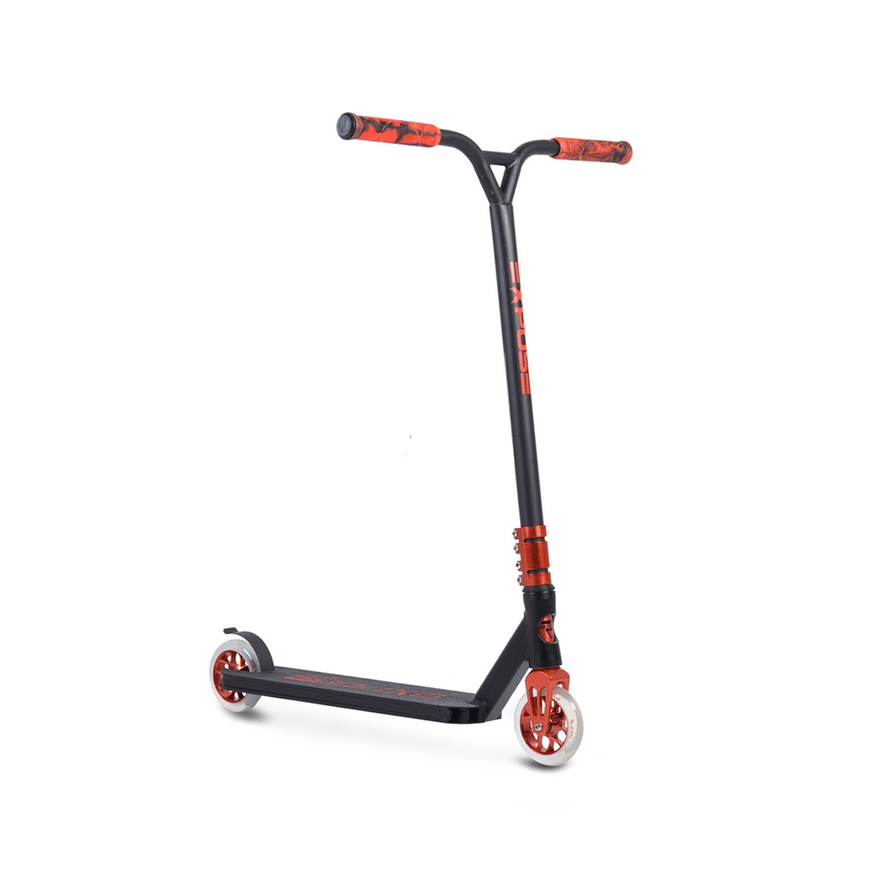Schwarzer und roter Roller. Er hat rote Räder und Lenker. Der Griff hat rote Griffe.