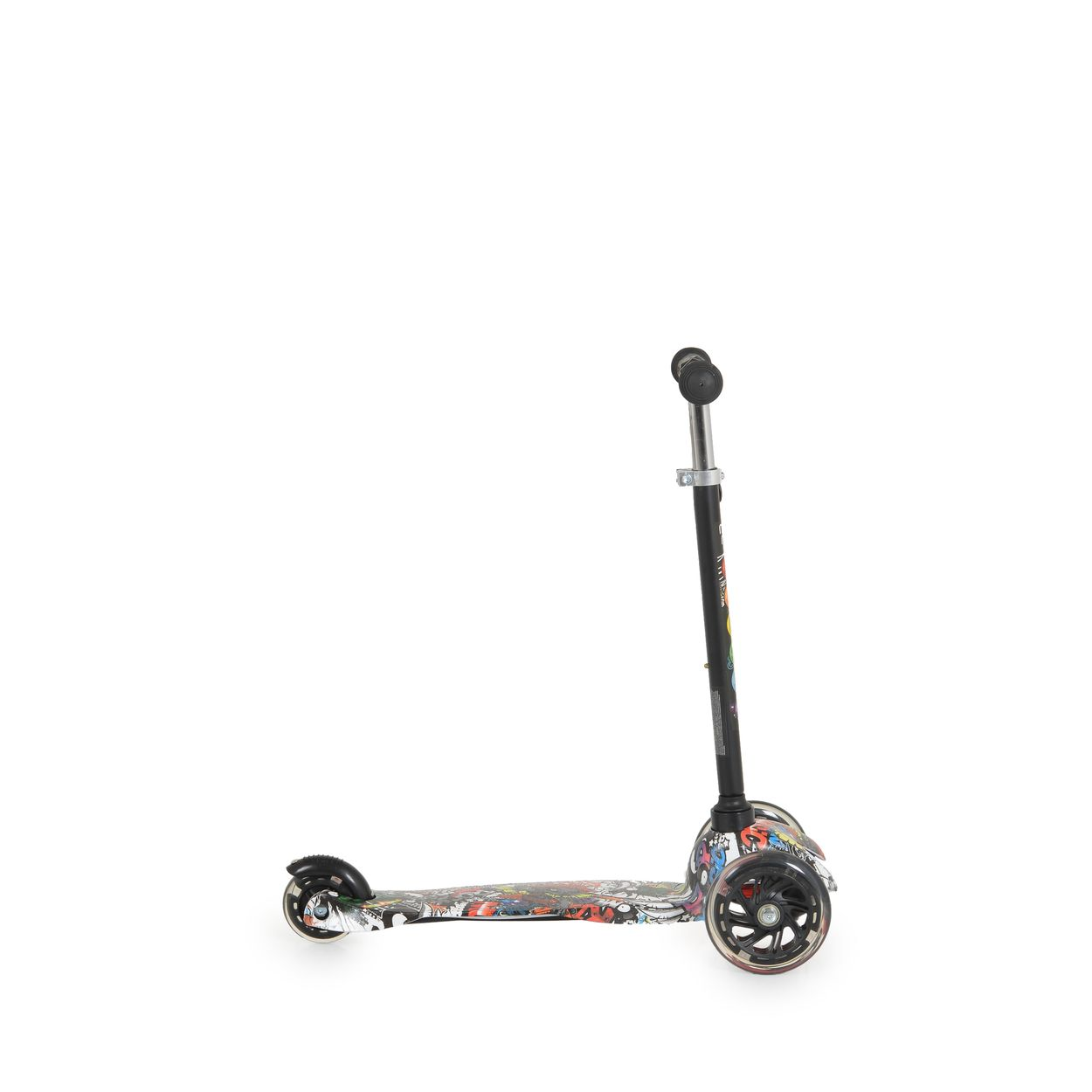 Ein dreirädriger Roller mit Graffiti-Design auf weißem Hintergrund.