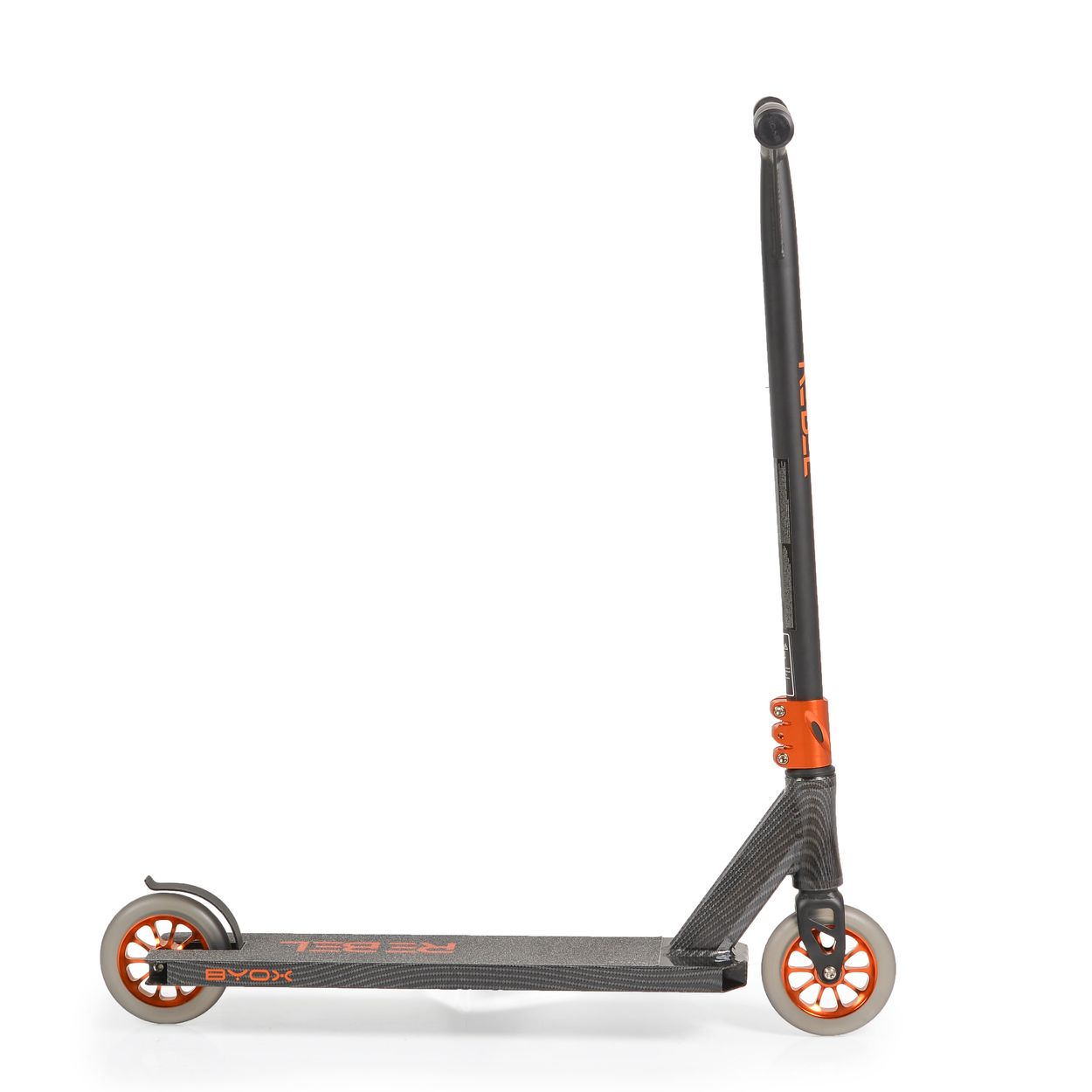 Ein schwarzer und orangefarbener Roller auf weißem Untergrund. Text: BYOX Rebel.