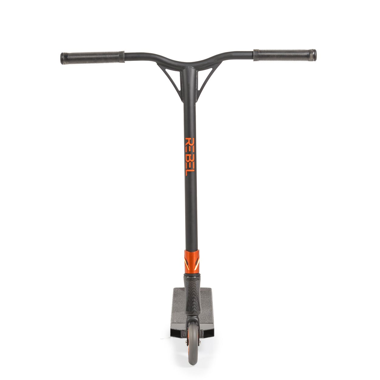 Ein schwarz-grauer Roller mit REBEL am Stiel. Es ist auf Weiß.