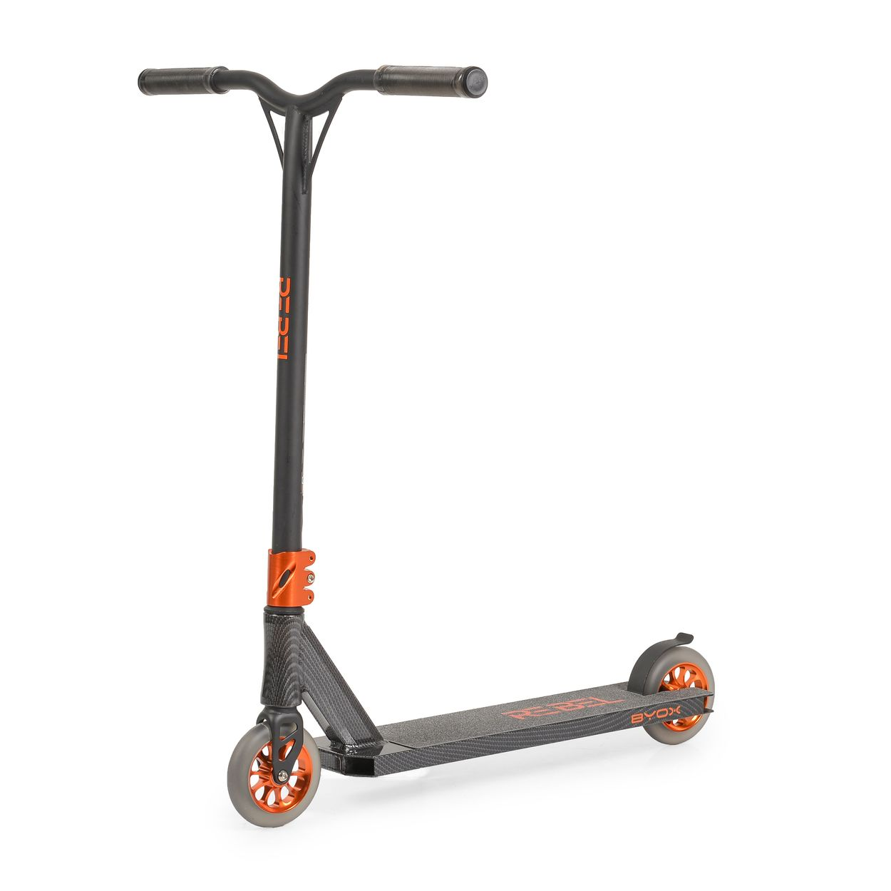 Schwarzer Roller mit orangefarbenen Akzenten auf weißem Hintergrund. Das Wort REBEL ist sichtbar.