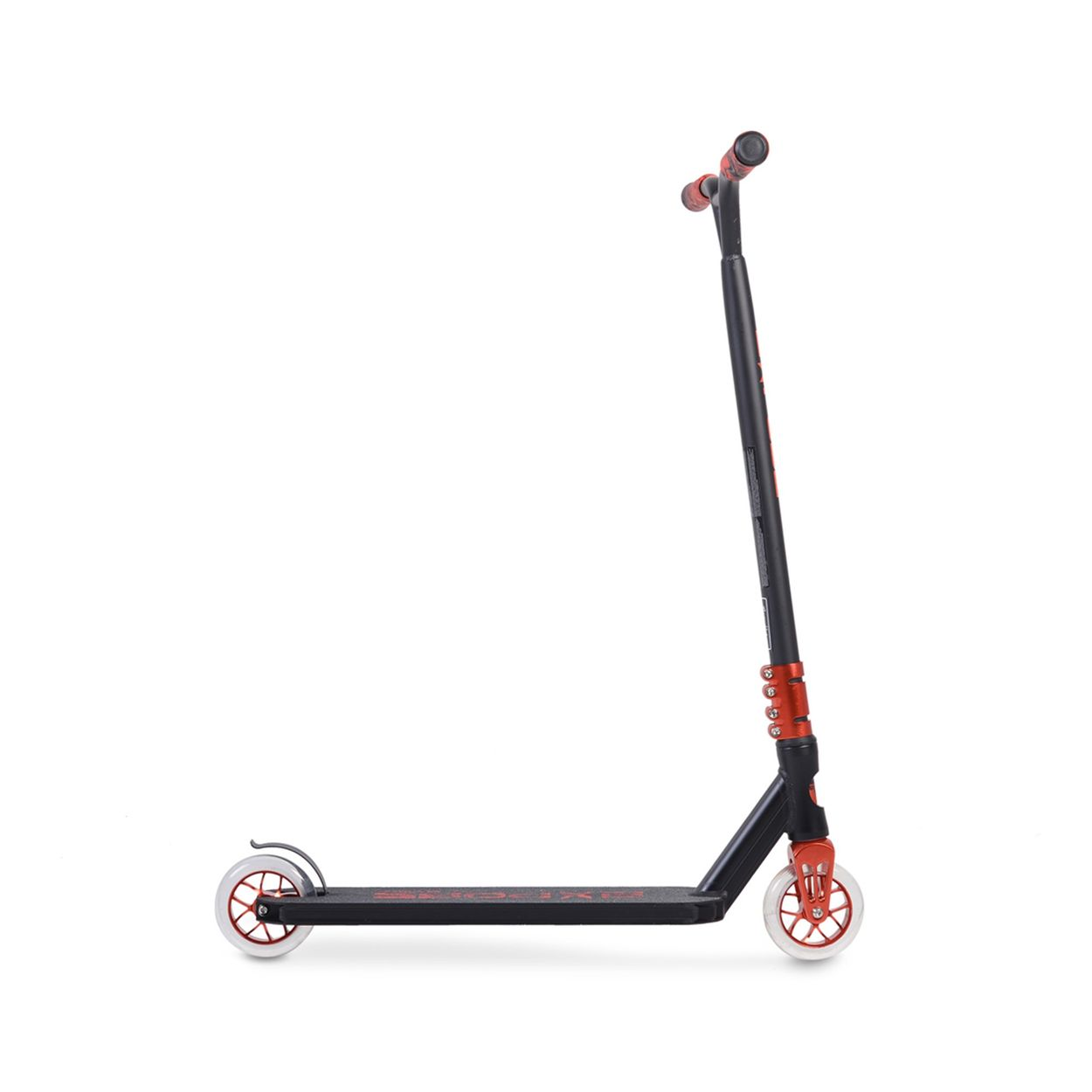 Schwarzer und roter Roller mit weißen Rädern, langem Lenker und breiter Basis.