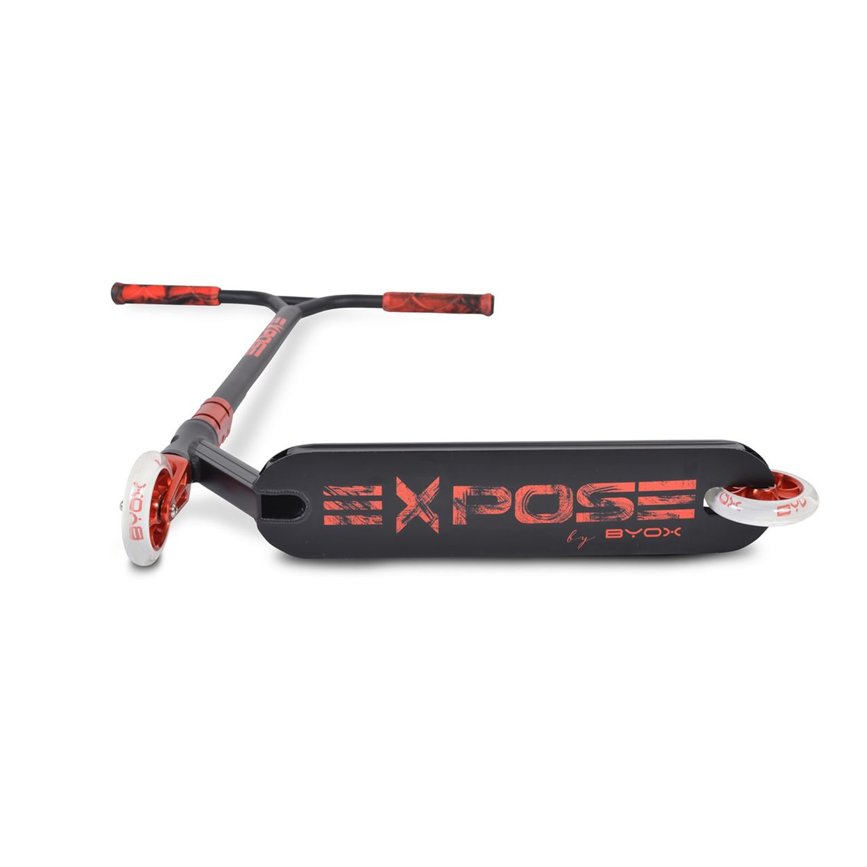 Schwarzer Roller mit roten Akzenten und roten Griffen, liegt auf einer weißen Oberfläche.