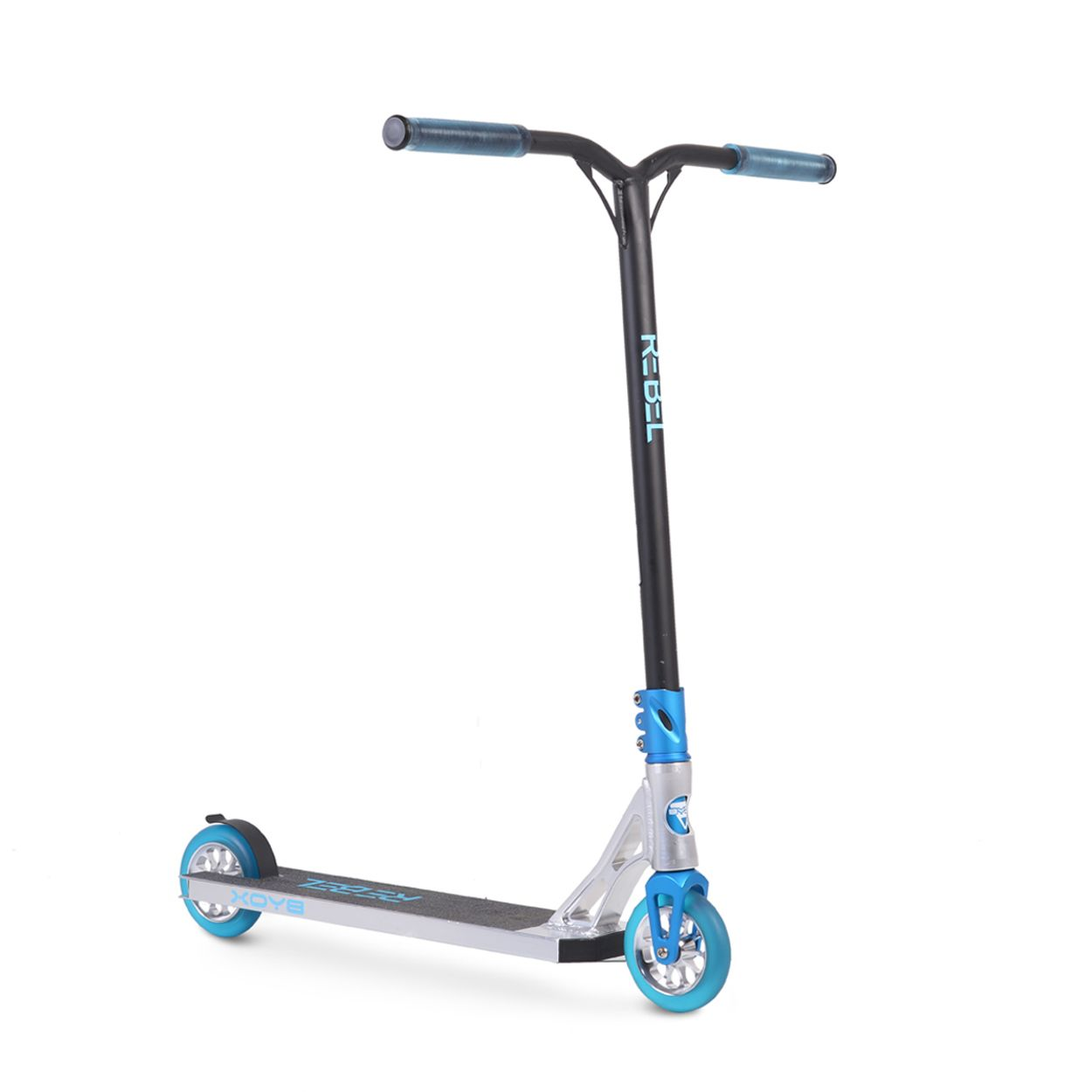 Roller auf weißem Hintergrund. Schwarzer Rahmen, blauer Griff und Räder. Silberne Teile.