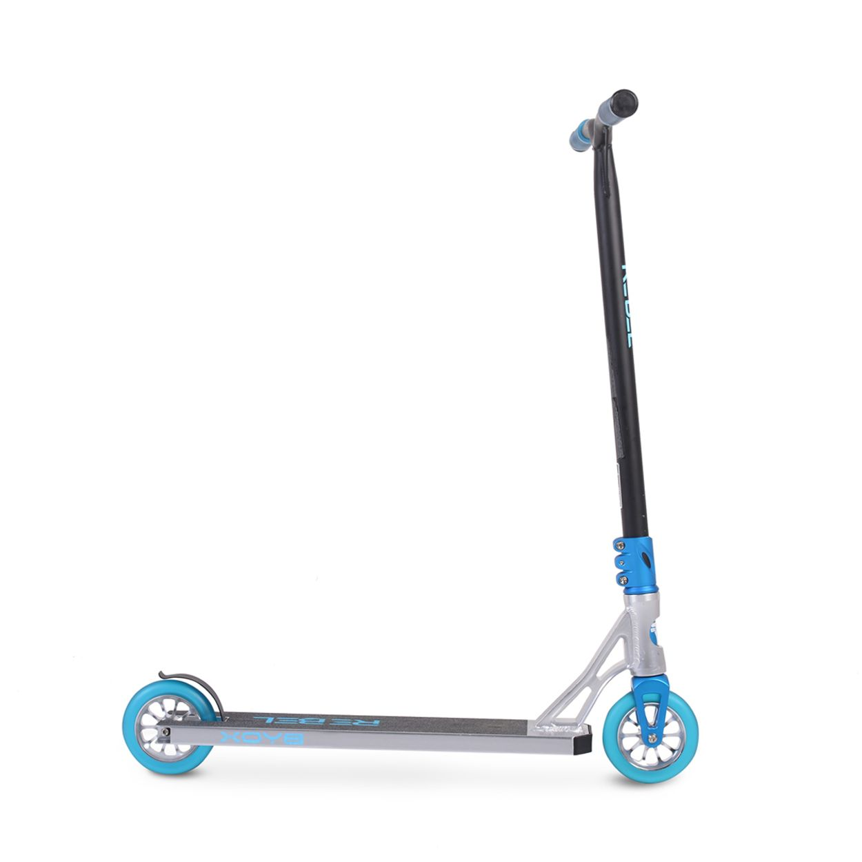 Blau-grauer Roller mit blauen Rädern, auf weißem Hintergrund.