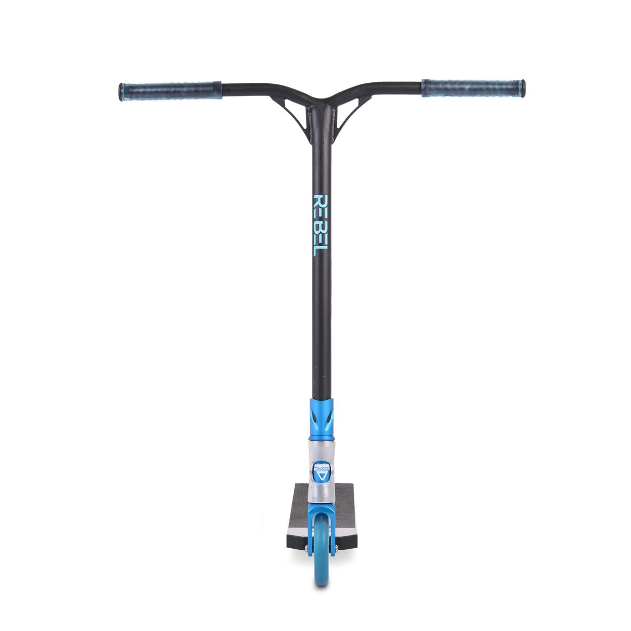 Schwarzer und blauer Roller vor weißem Hintergrund.