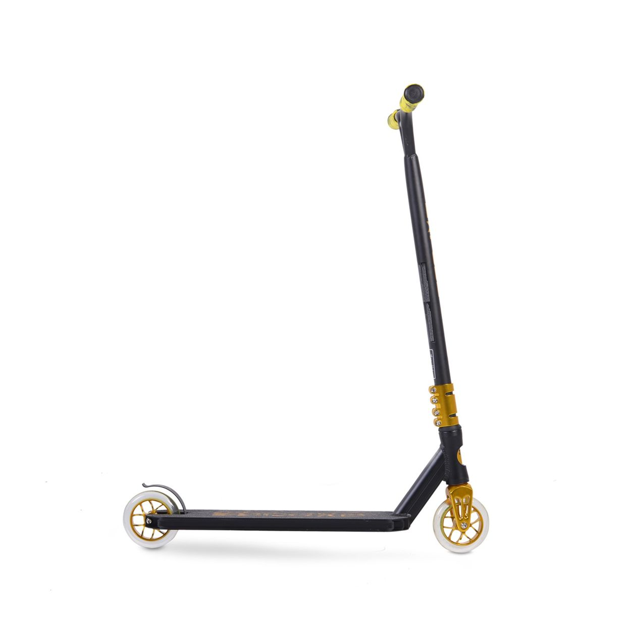 Schwarzer und goldener Roller auf weißem Hintergrund.