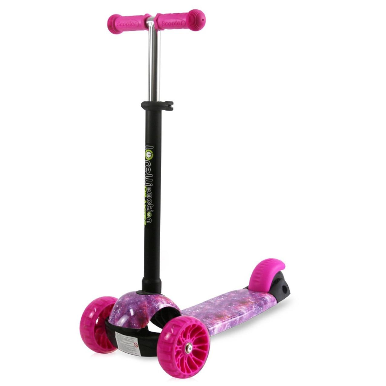 Pink und lila Roller mit drei Rädern, auf weißem Hintergrund.
