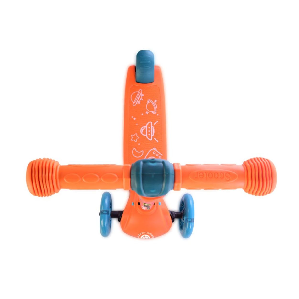 Ein orangefarbener Roller, Draufsicht. Weißer Hintergrund.