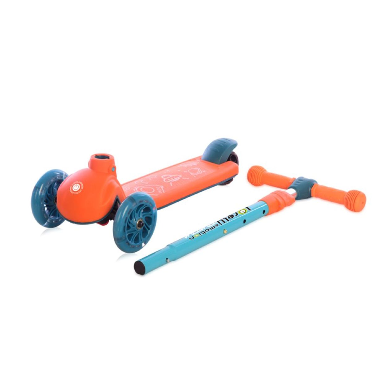 Orangener und blauer Roller mit drei Rädern und einem abnehmbaren blauen Lenker. Weißer Hintergrund.