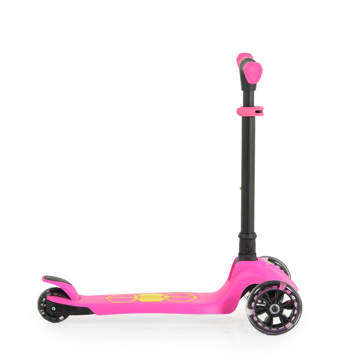Rosafarbener Roller, Seitenansicht, auf weißem Hintergrund. Drei Räder und ein schwarzer Griff.