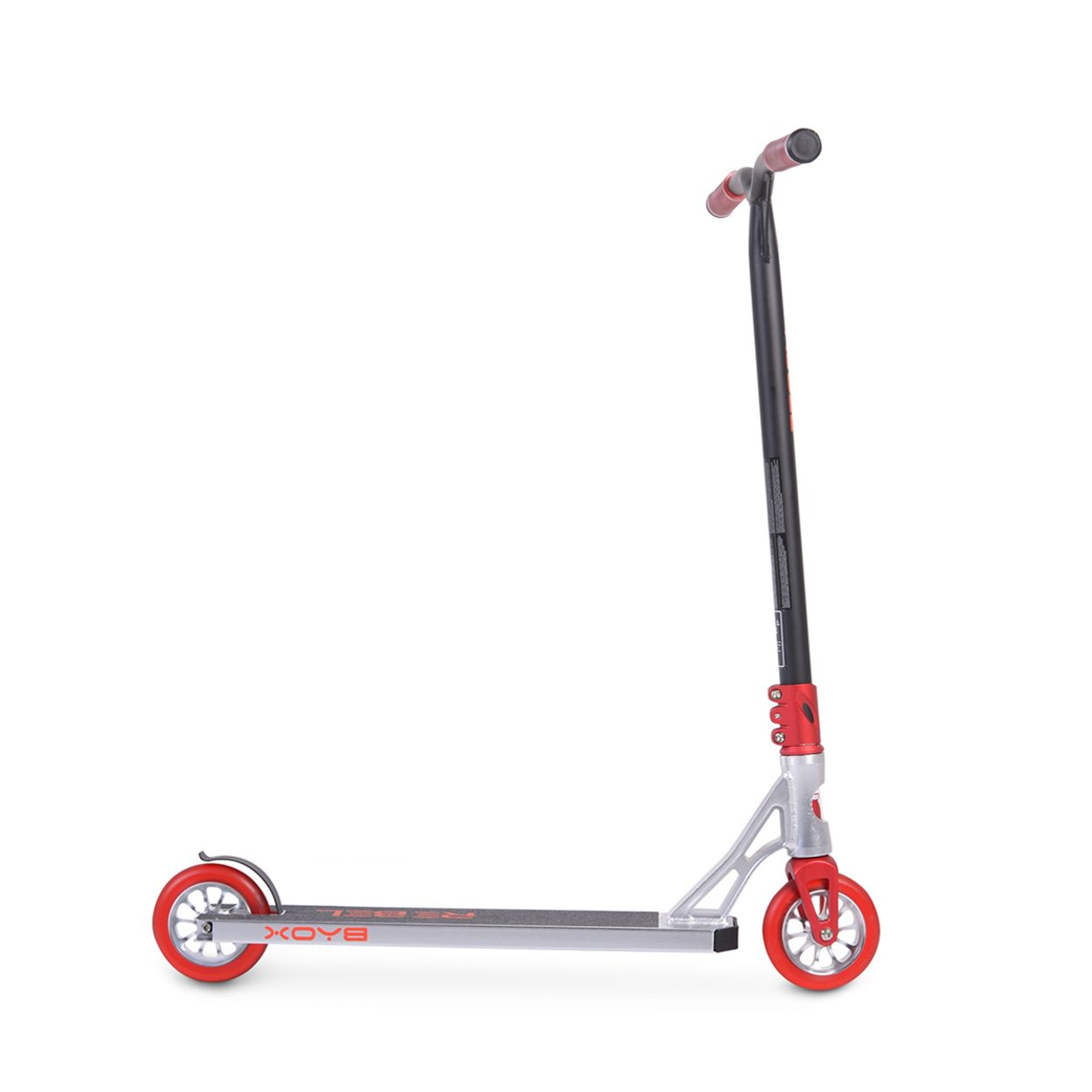 Schwarzer und roter Roller, isoliert auf weißem Hintergrund.