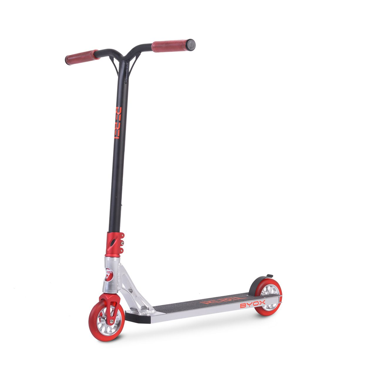 Ein silber-schwarzer Roller mit roten Akzenten und rotem Griff.