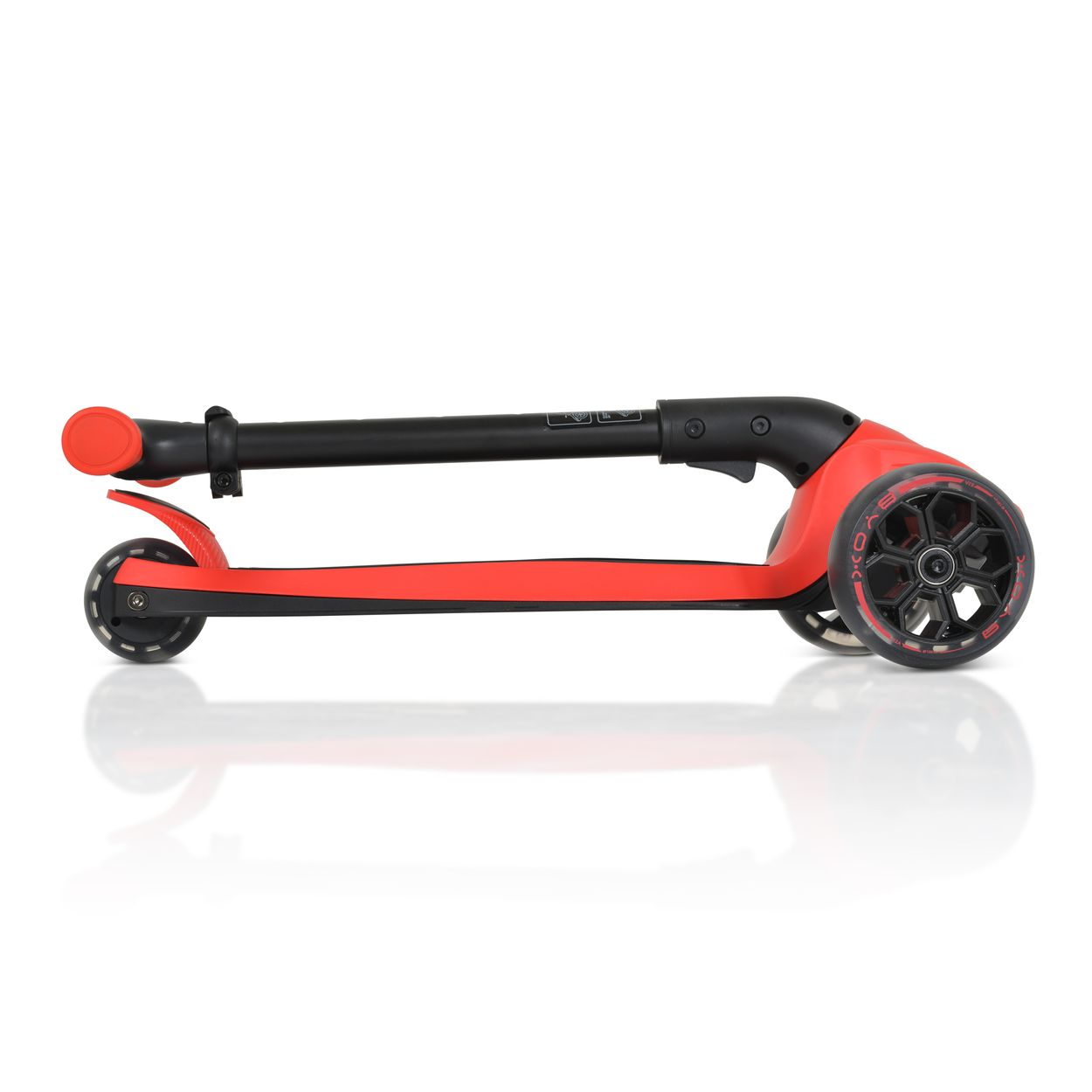 Roter und schwarzer Roller zusammengeklappt, auf weißem Hintergrund. Der Roller hat drei Räder.