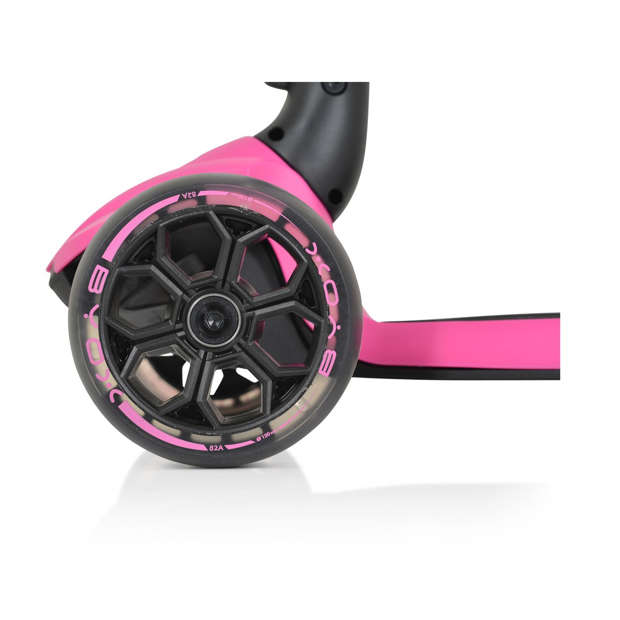 Nahaufnahme eines Scooter-Rades. Das Rad ist schwarz mit rosa Schrift und einem rosa-schwarzen Körper.